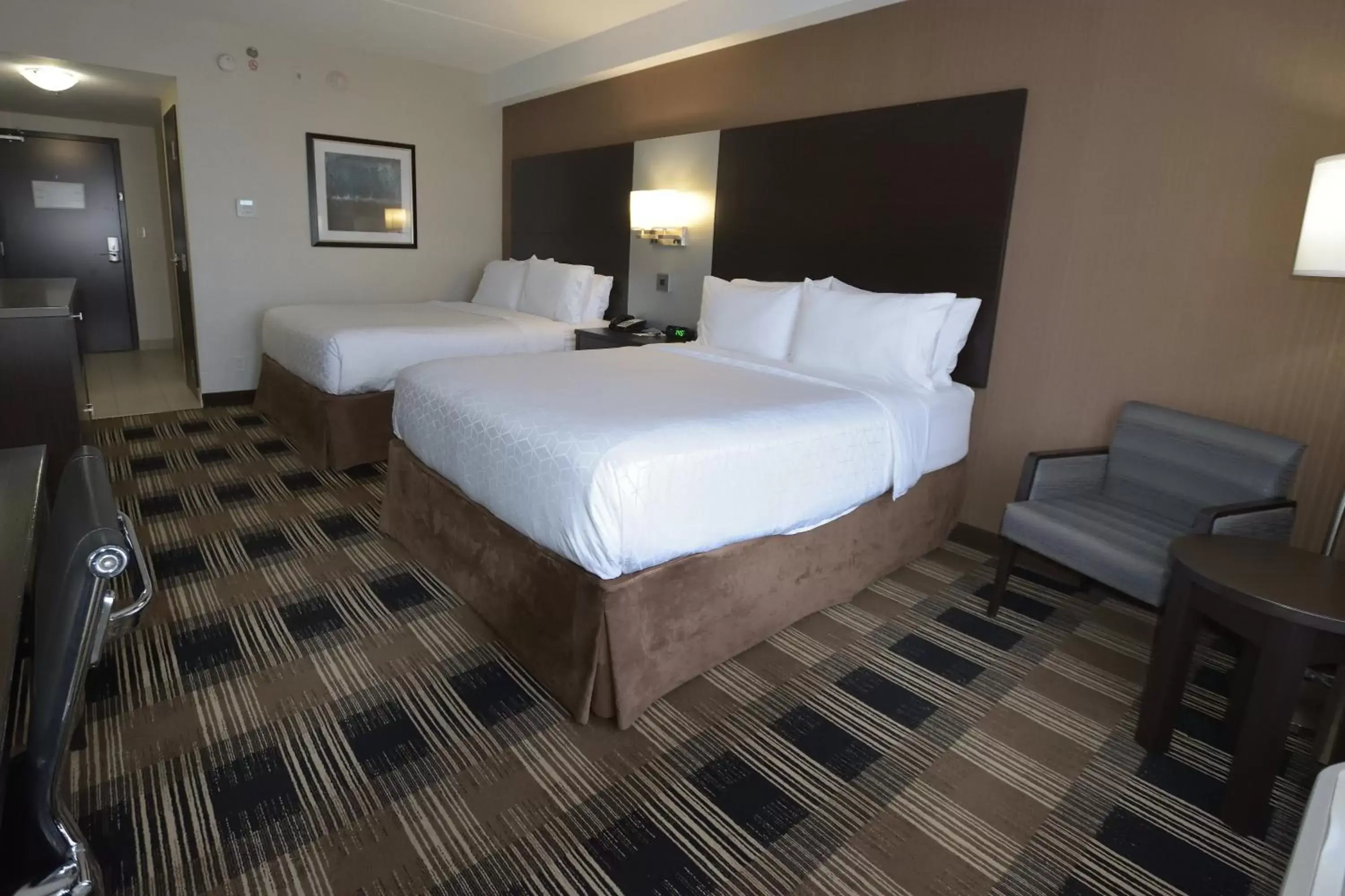 Photo of the whole room, Bed in Holiday Inn Express & Suites Ottawa East-Orleans, an IHG Hotel