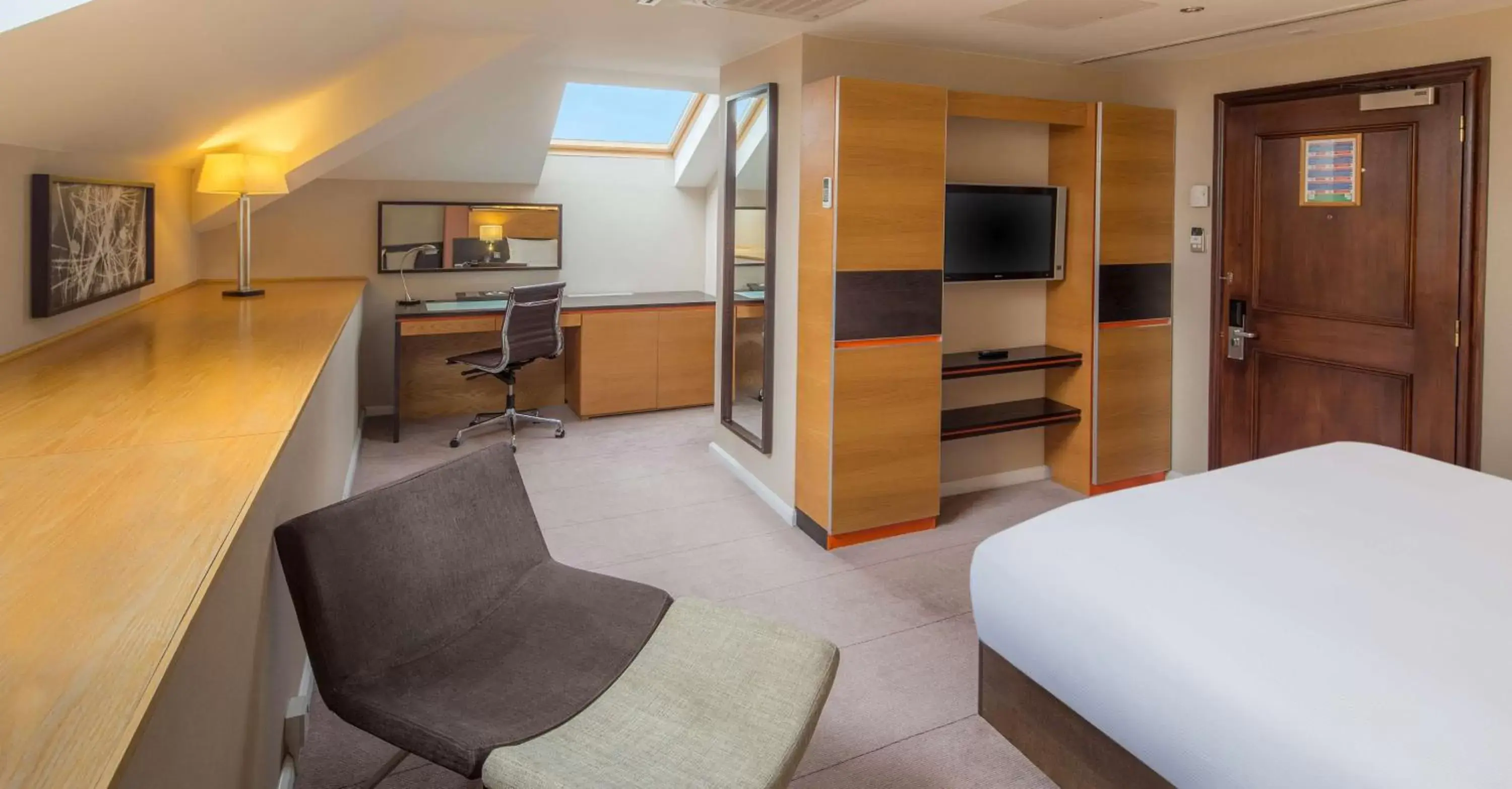 Bed, Seating Area in Hilton East Midlands Airport