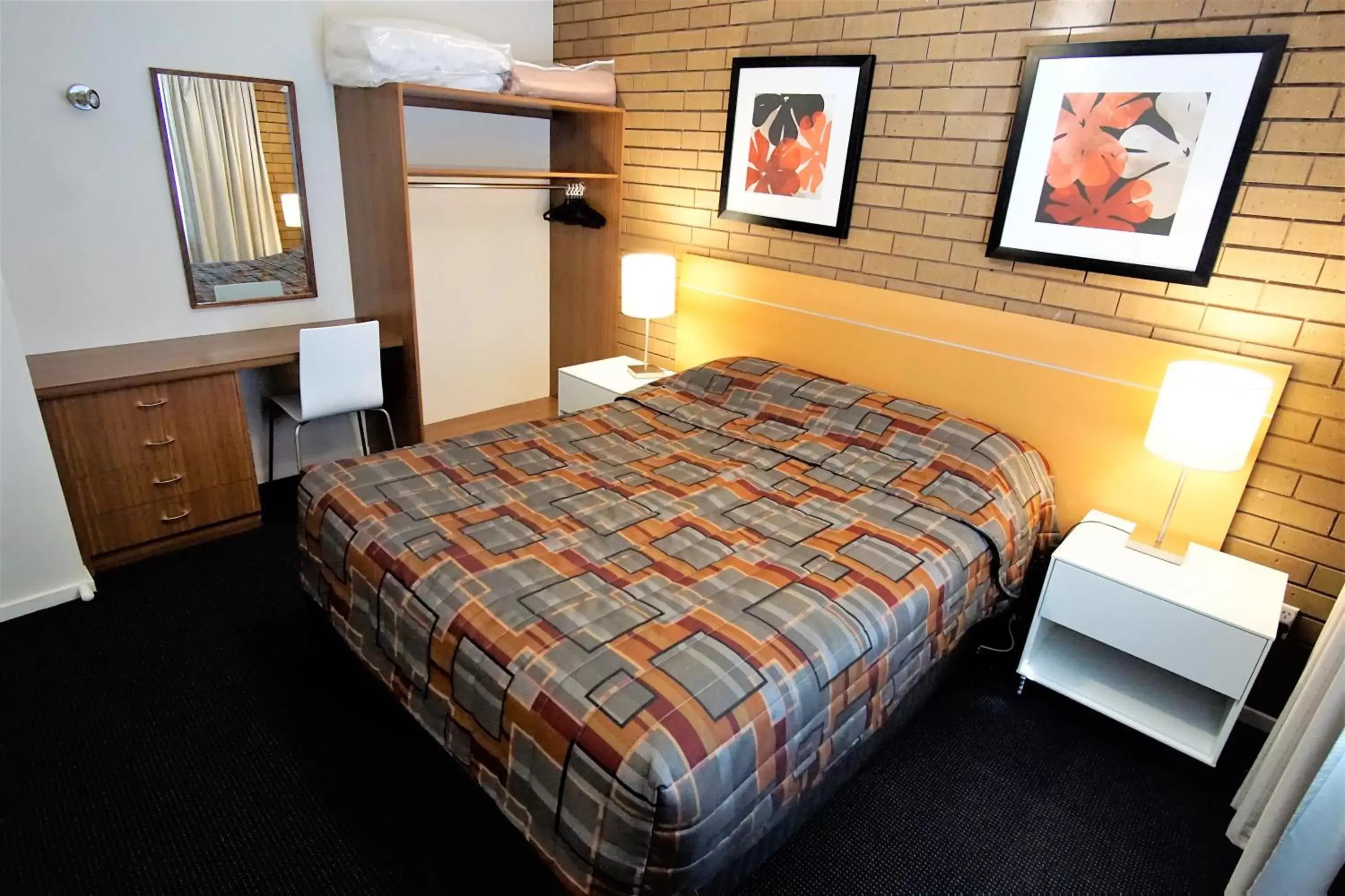 Bed in Parkview Motor Inn and Apartments