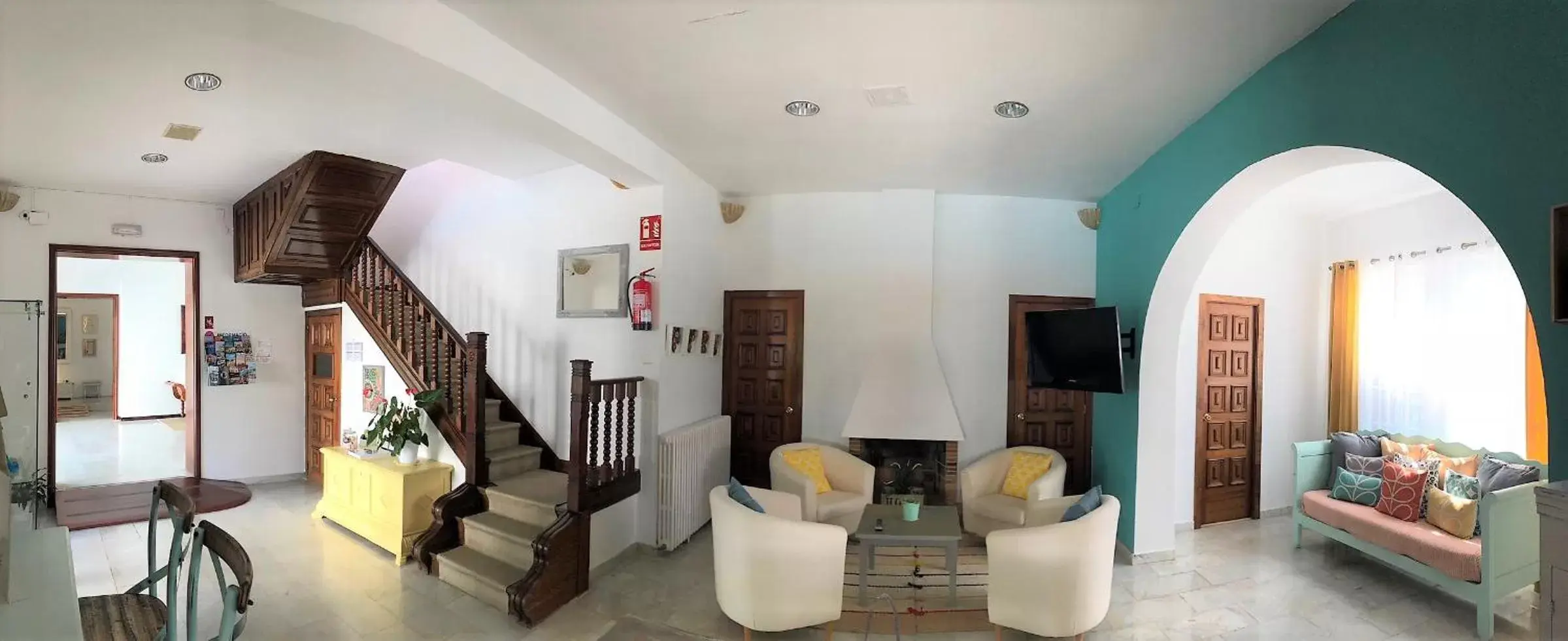 Communal lounge/ TV room, Seating Area in Hotel Capri