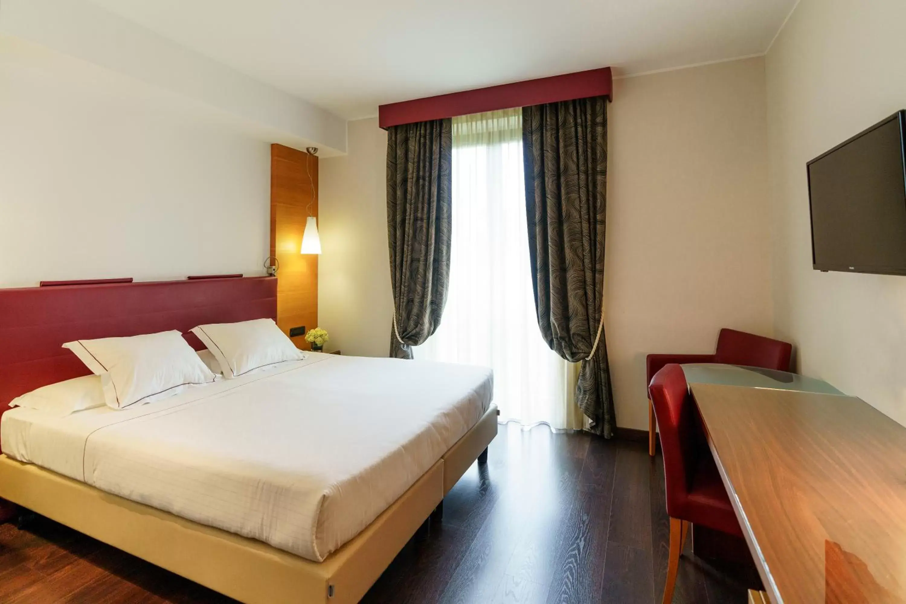 Bedroom, Bed in Red's Redaelli Hotel