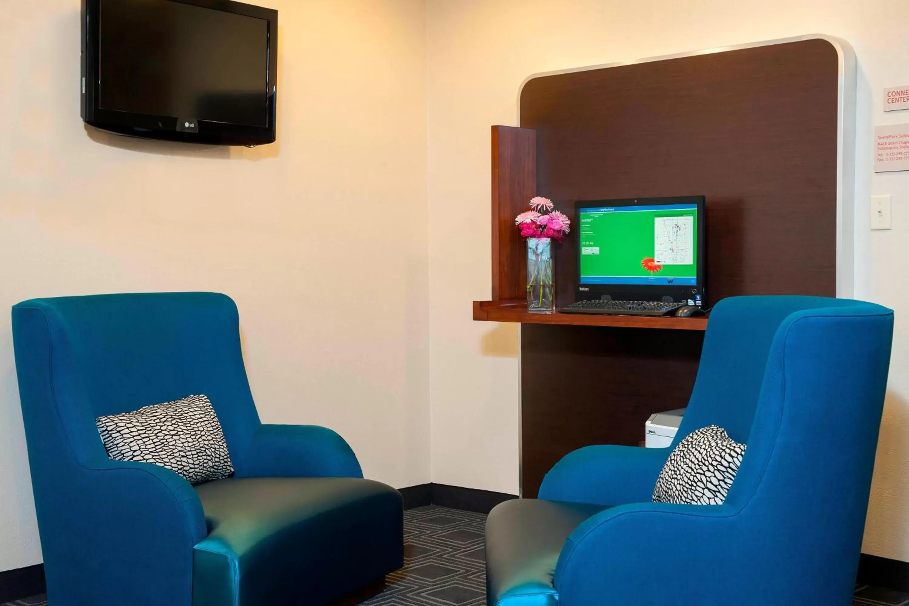 Lounge or bar, TV/Entertainment Center in TownePlace Suites by Marriott Indianapolis - Keystone