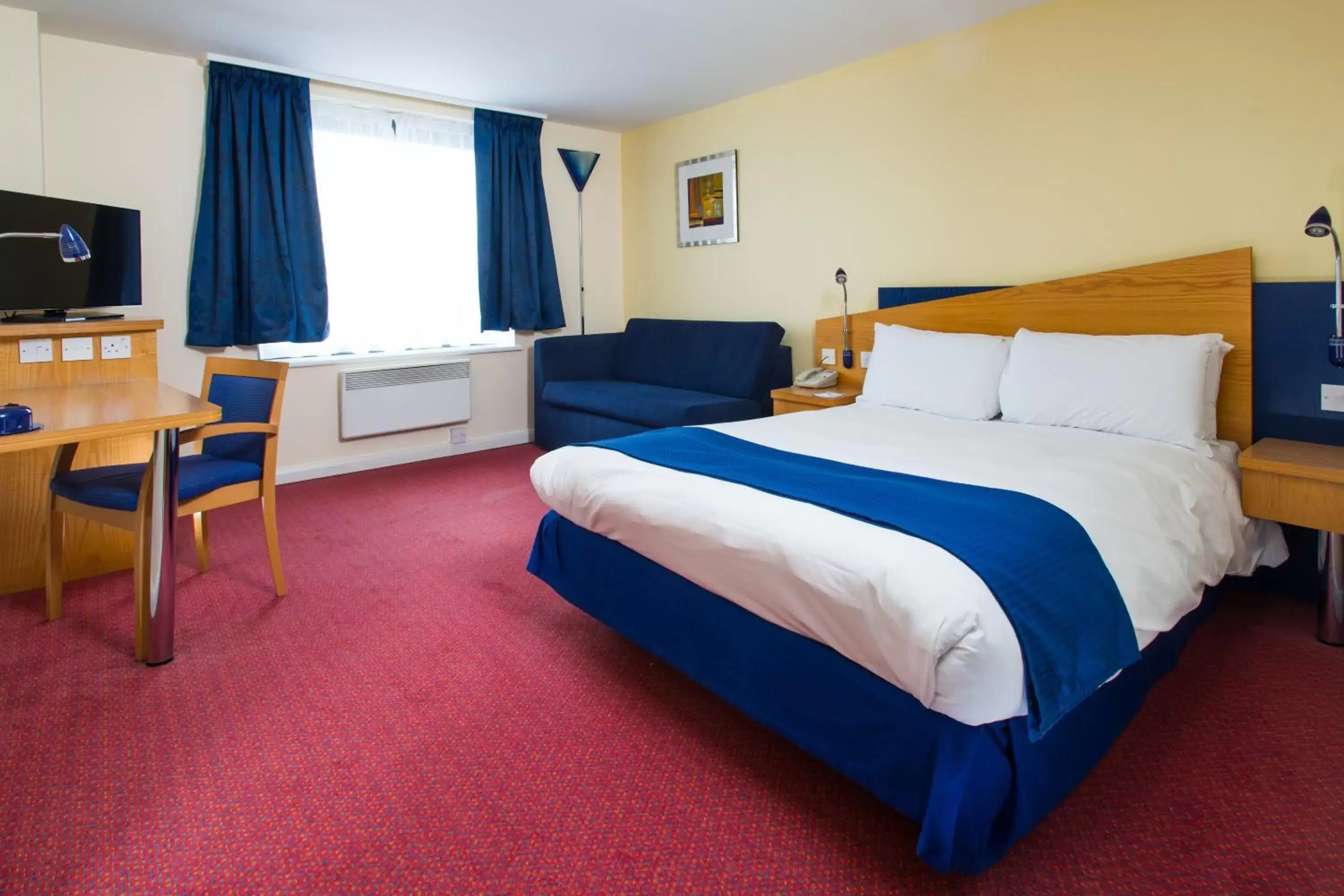 Photo of the whole room, Bed in Holiday Inn Express Bradford City Centre, an IHG Hotel