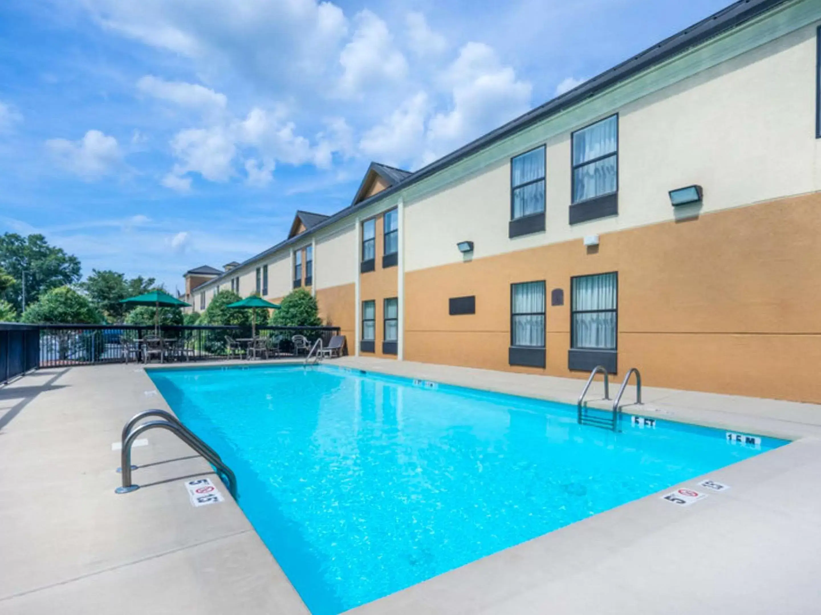 Activities, Swimming Pool in Clarion Pointe New Bern