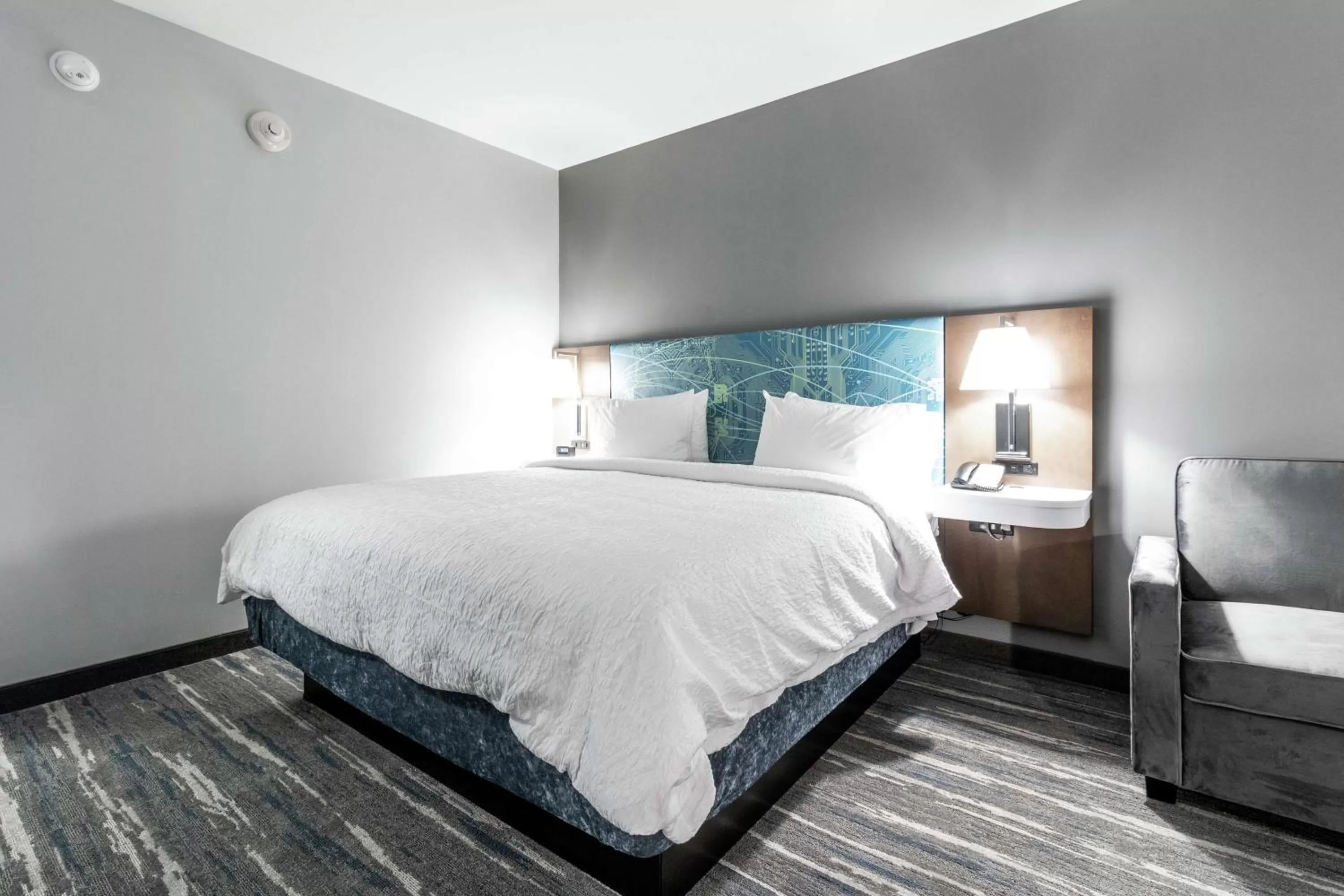 Living room, Bed in Hampton Inn Locust Grove