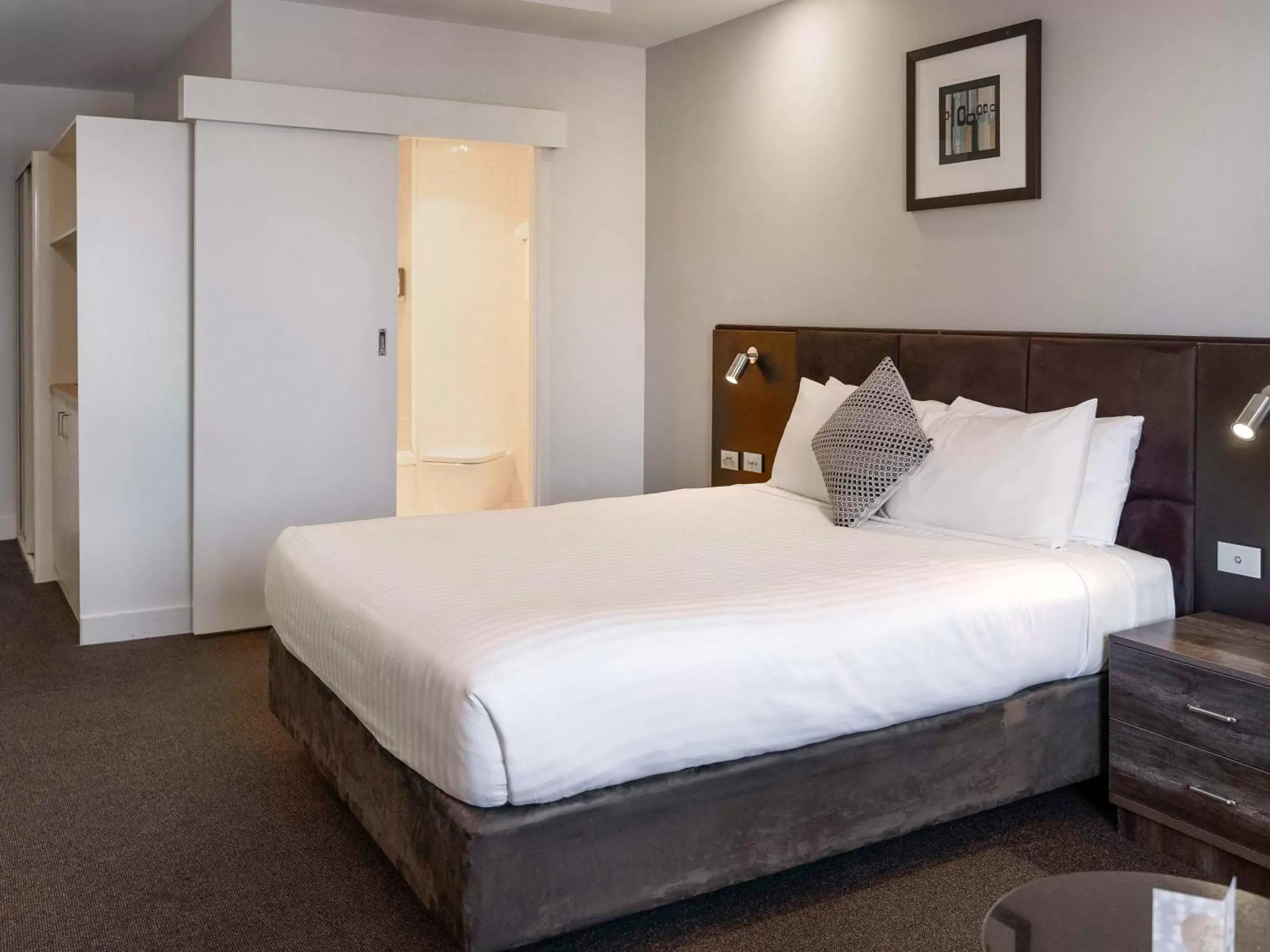 Bedroom, Bed in Adelaide Rockford Hotel