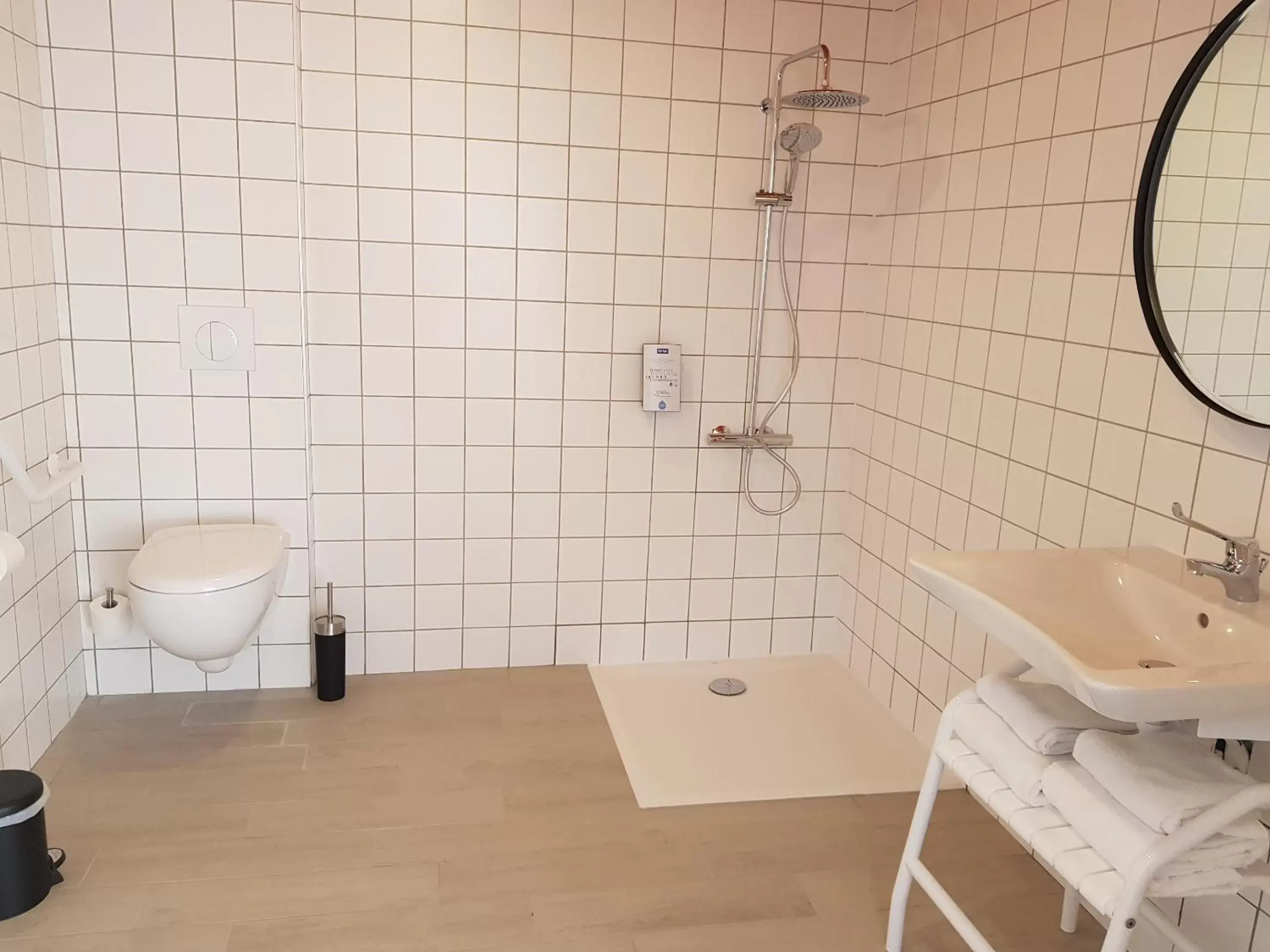 Shower, Bathroom in KYRIAD LYON EST – Saint Quentin Fallavier