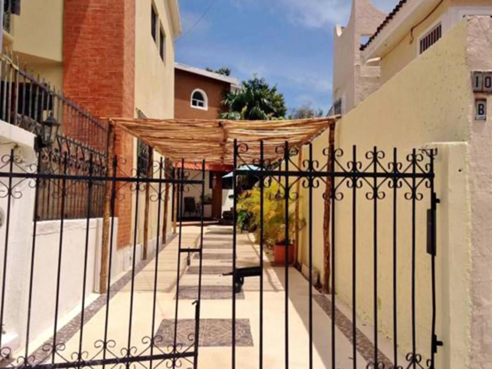 Property building, Balcony/Terrace in Los Caracoles Bed & Breakfast
