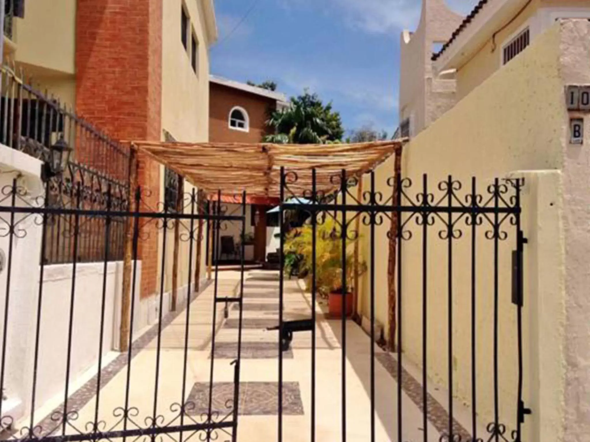 Property building, Balcony/Terrace in Los Caracoles Bed & Breakfast