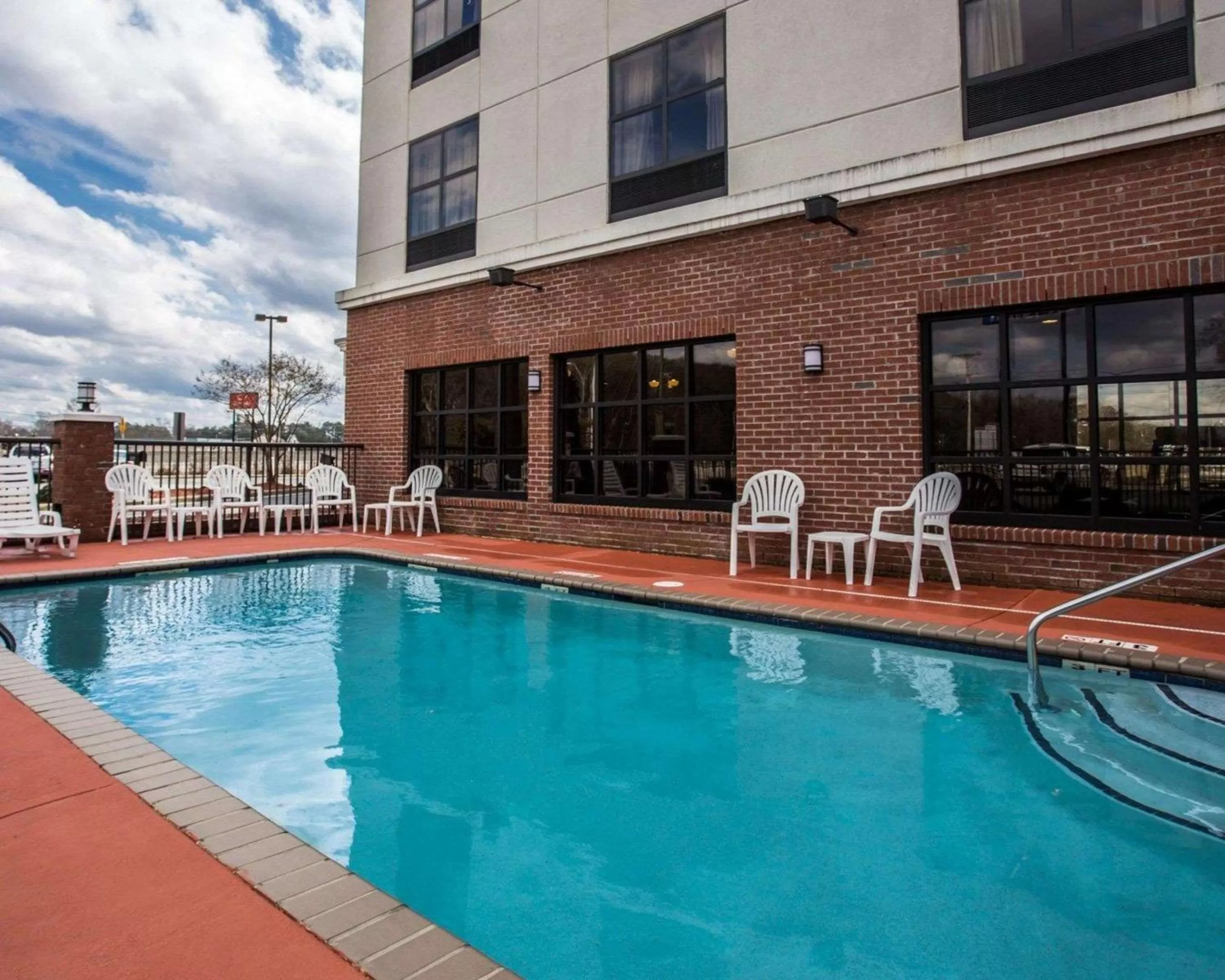Swimming pool in Comfort Inn & Suites Lumberton Central I-95