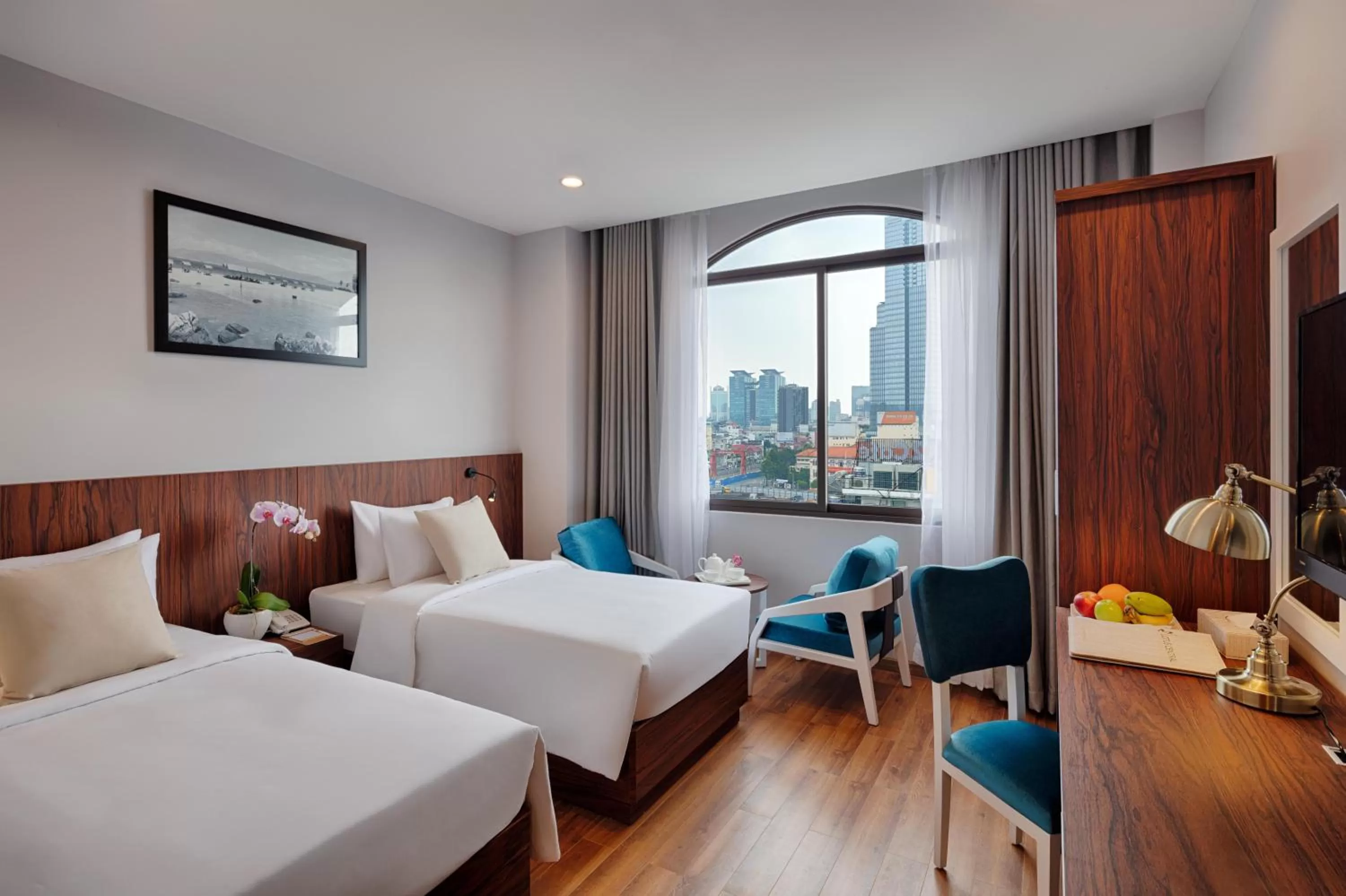 City view, Bed in Happy Life Grand Hotel & Rooftop Skybar