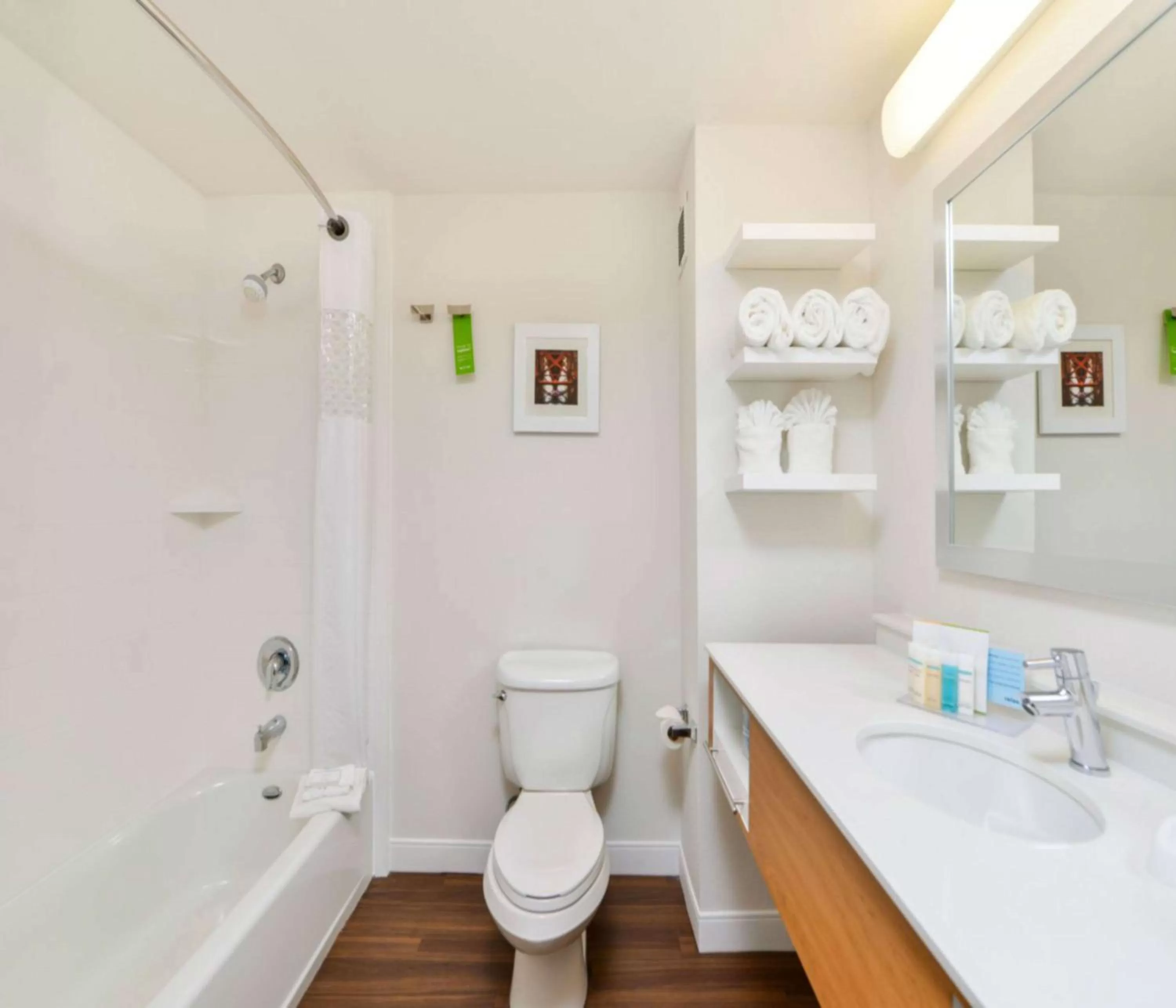 Photo of the whole room in Hampton Inn & Suites San Francisco-Burlingame-Airport South