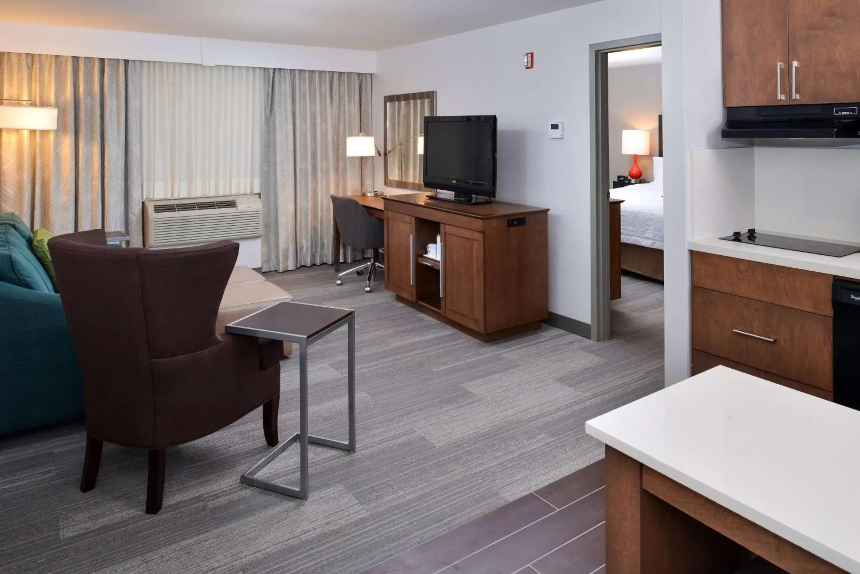 Living room, TV/Entertainment Center in Hampton Inn & Suites by Hilton Calgary University NW