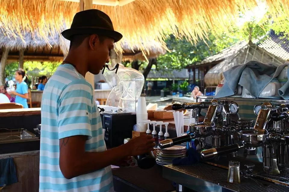 Restaurant/places to eat in Oceans 5 Dive Resort