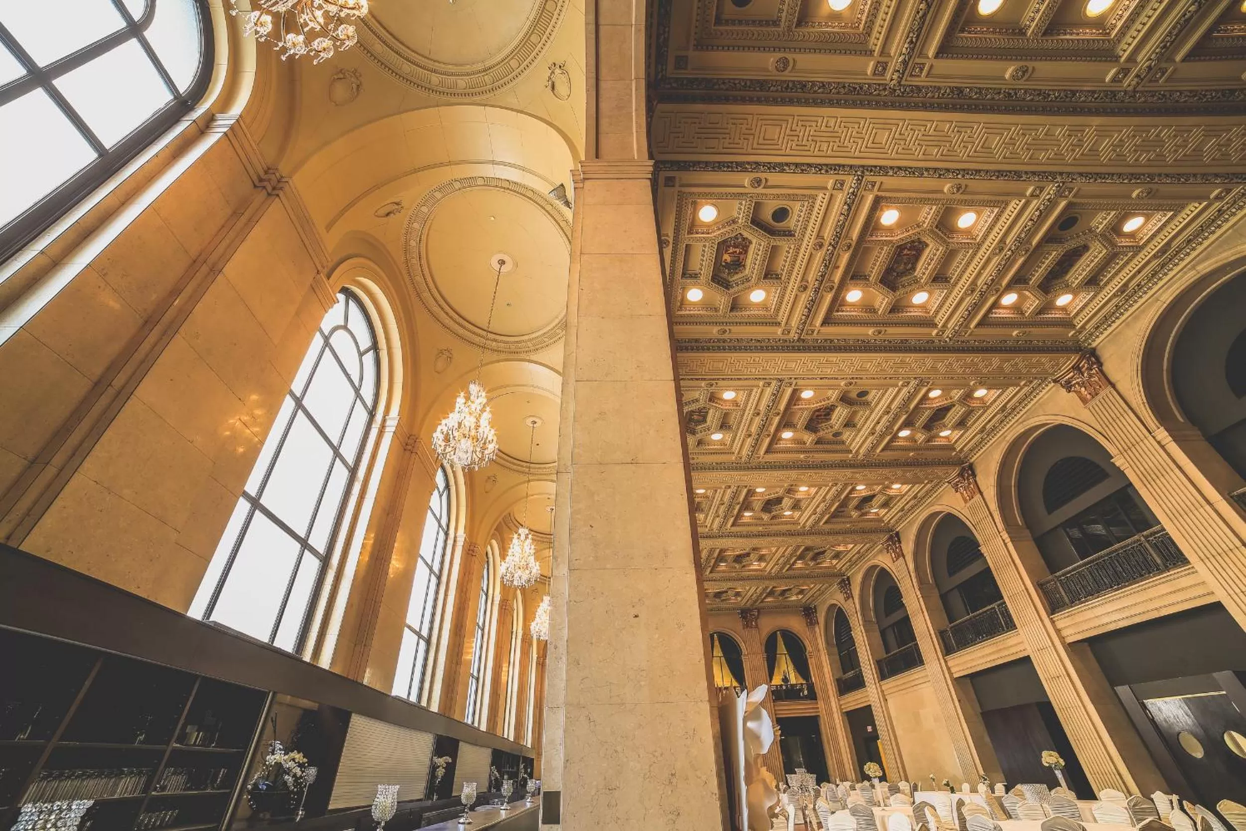 Restaurant/places to eat in One King West Hotel and Residence