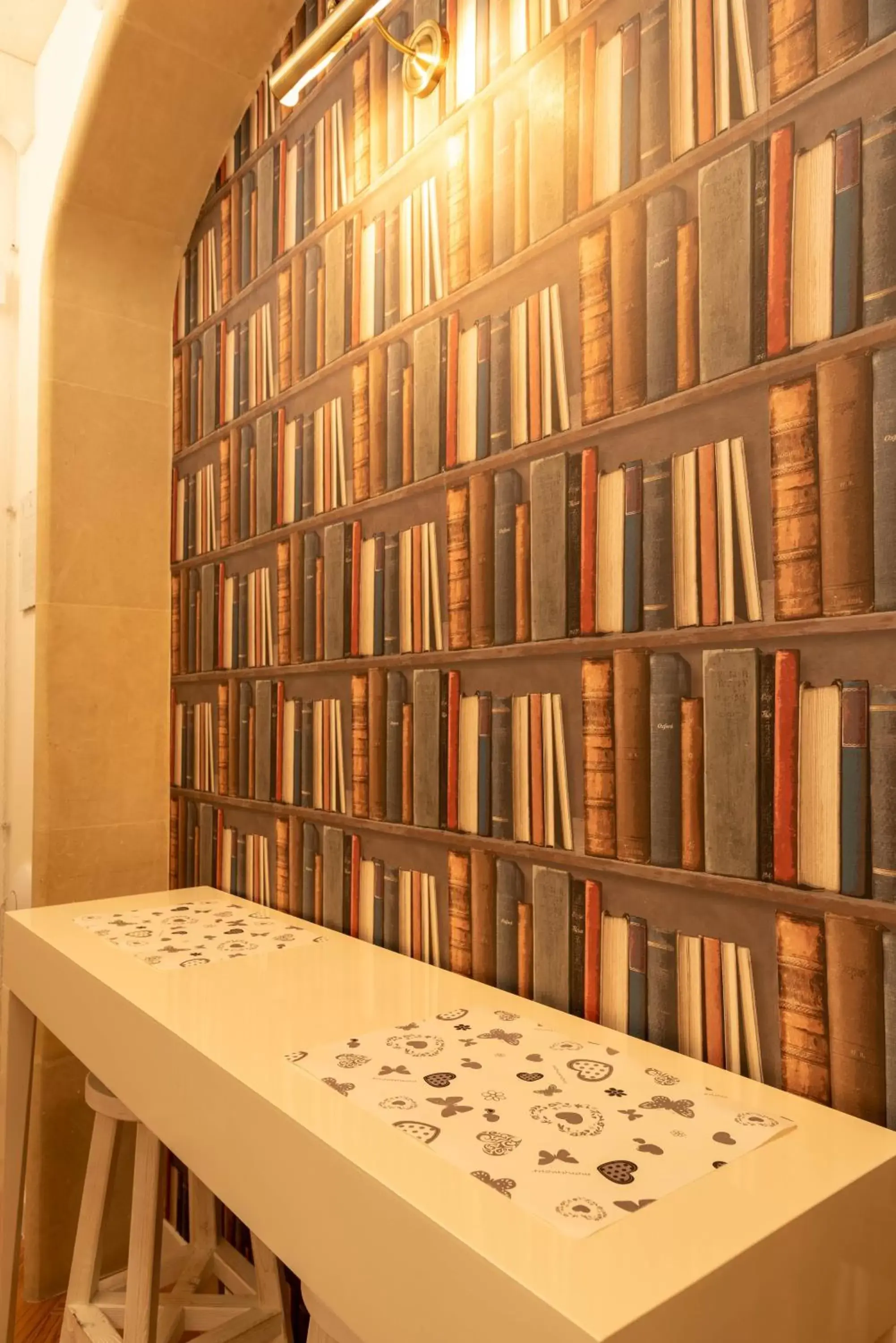 Library in Cadelli Luxury Suite & Apartments