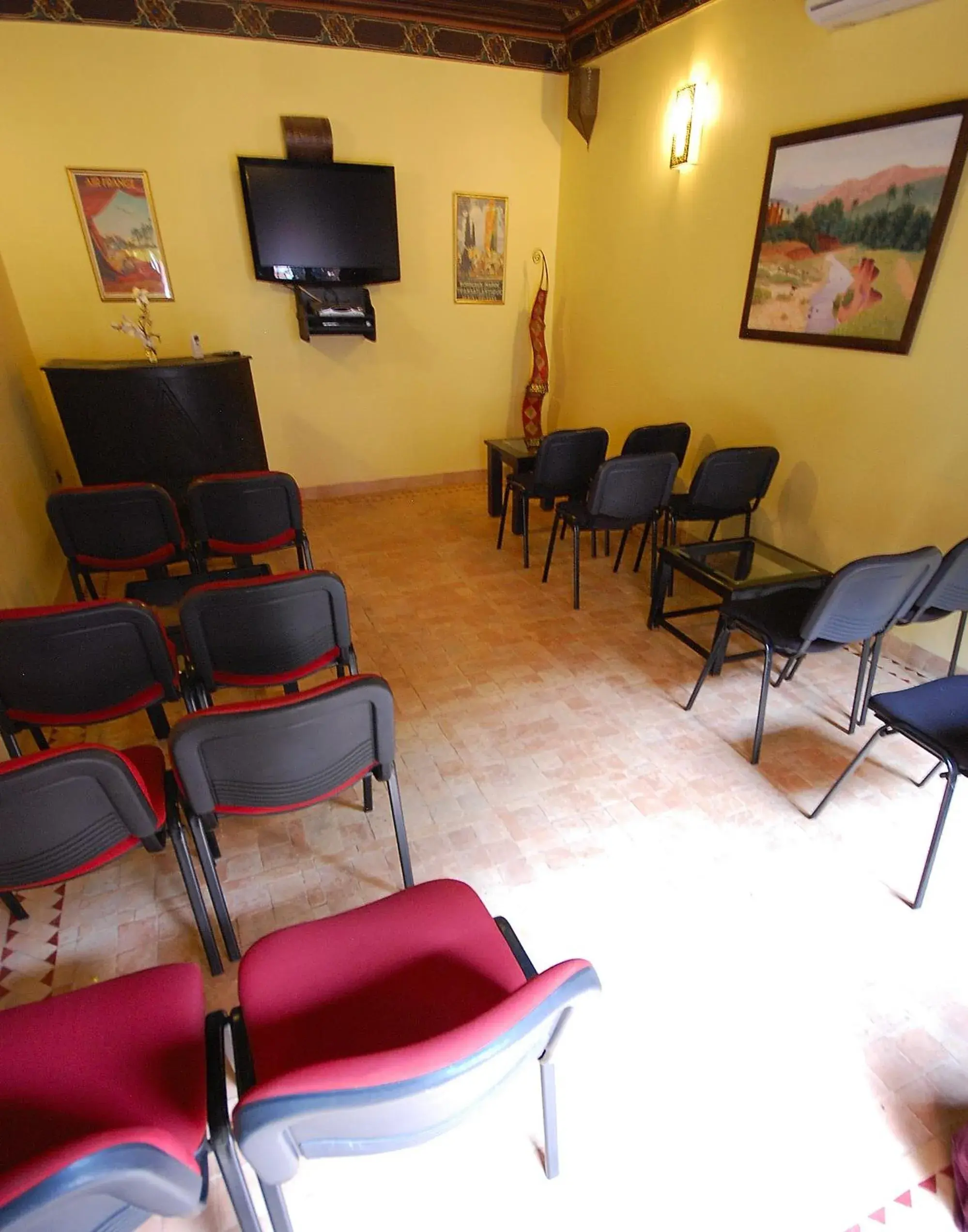 Communal lounge/ TV room in Les Borjs De La Kasbah