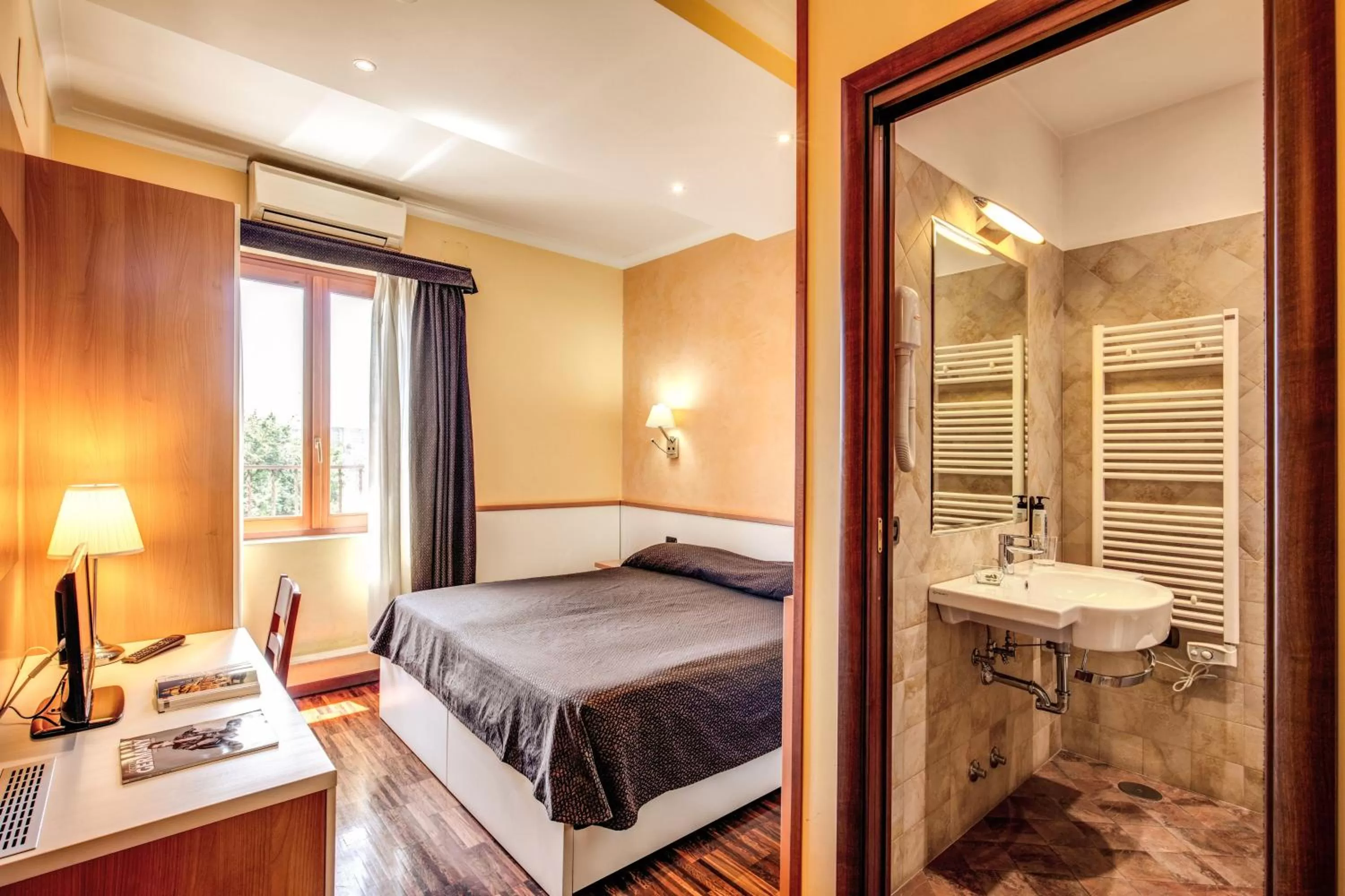 Bathroom, Bed in Hotel Roma Tiburtina Metro