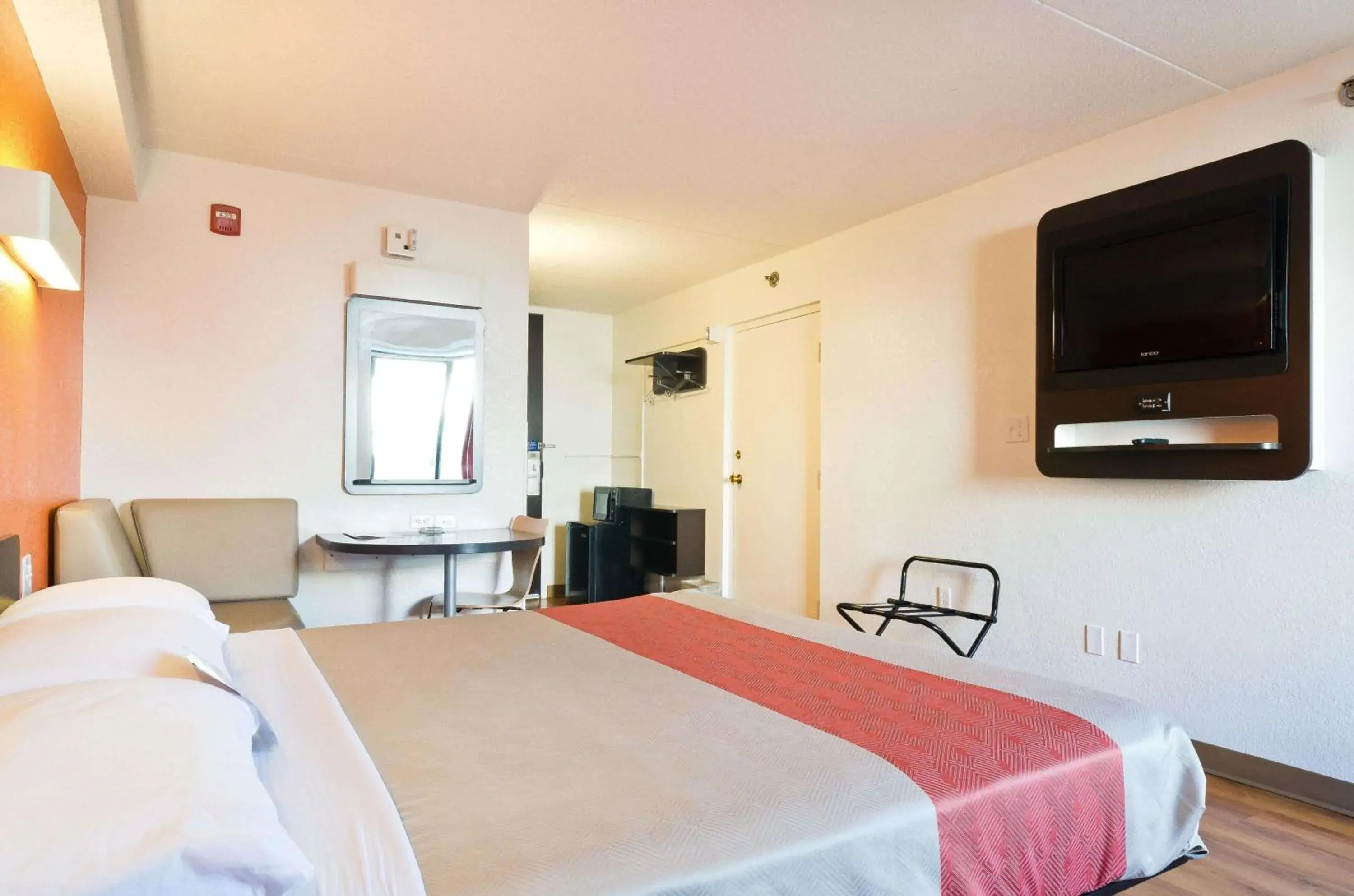 TV and multimedia, Room Photo in Motel 6-Springfield, DC - Washington Southwest