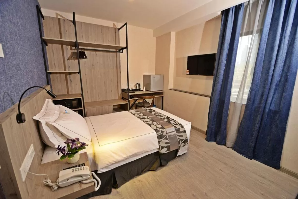 Bedroom, Bed in Diamond Inn