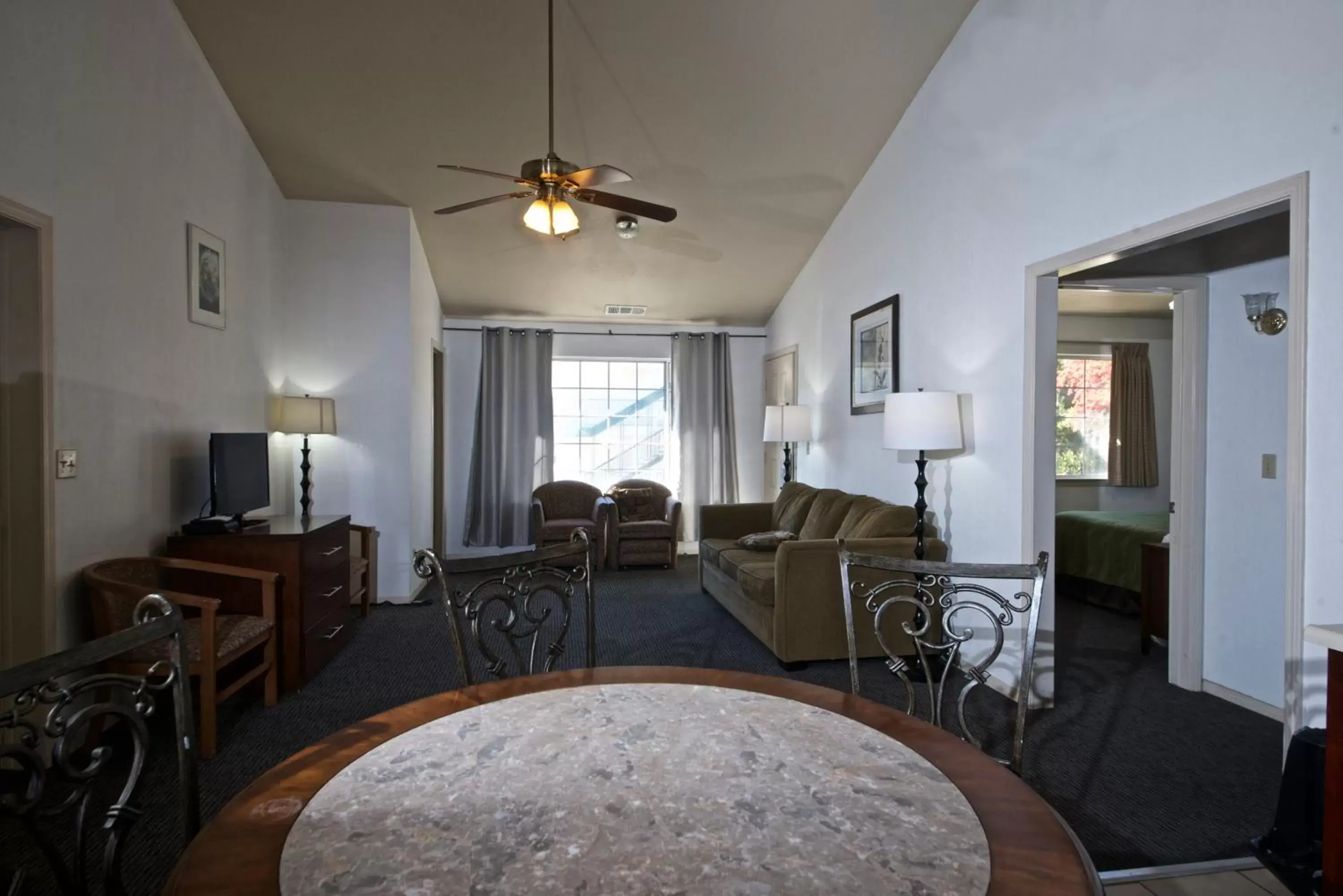 Living room, Seating Area in Quality Inn Yosemite Valley Gateway