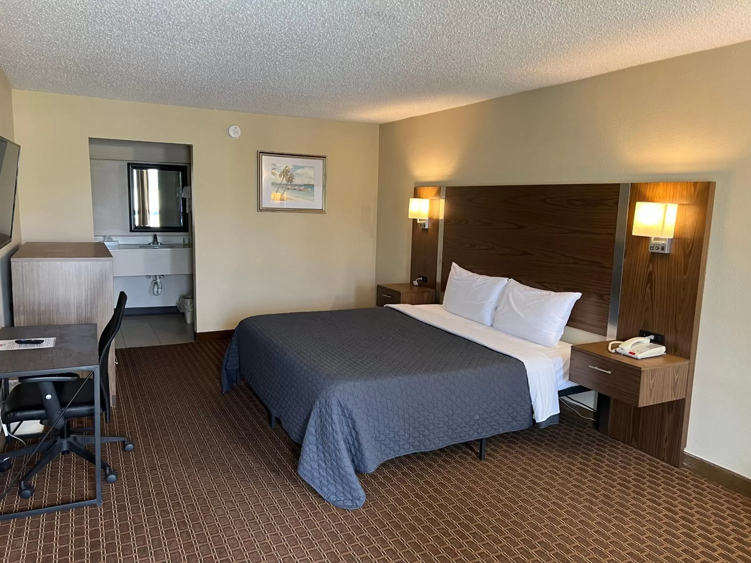 Living room, Bed in Red Carpet Inn Kinston