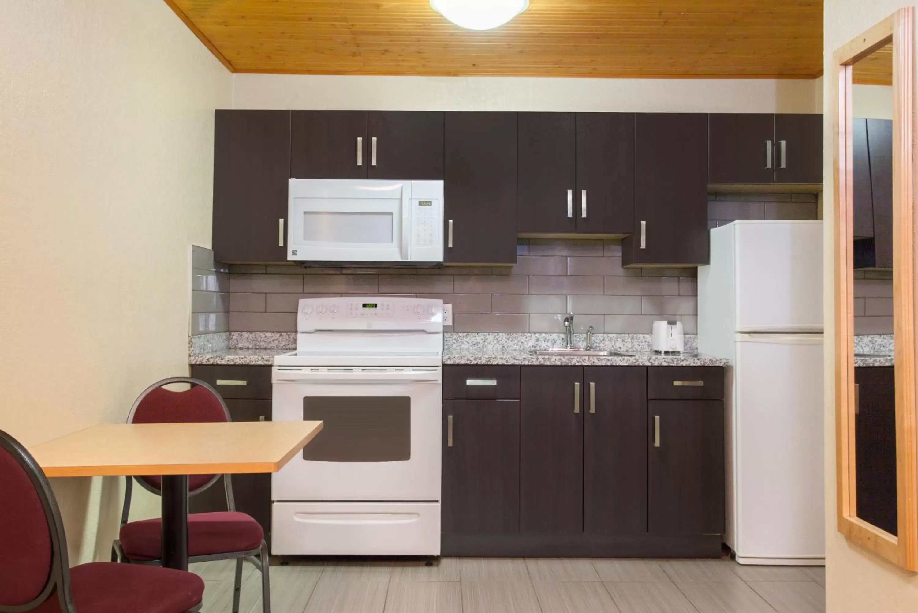 Kitchen or kitchenette, Kitchen/Kitchenette in Econolodge Inn and Suites