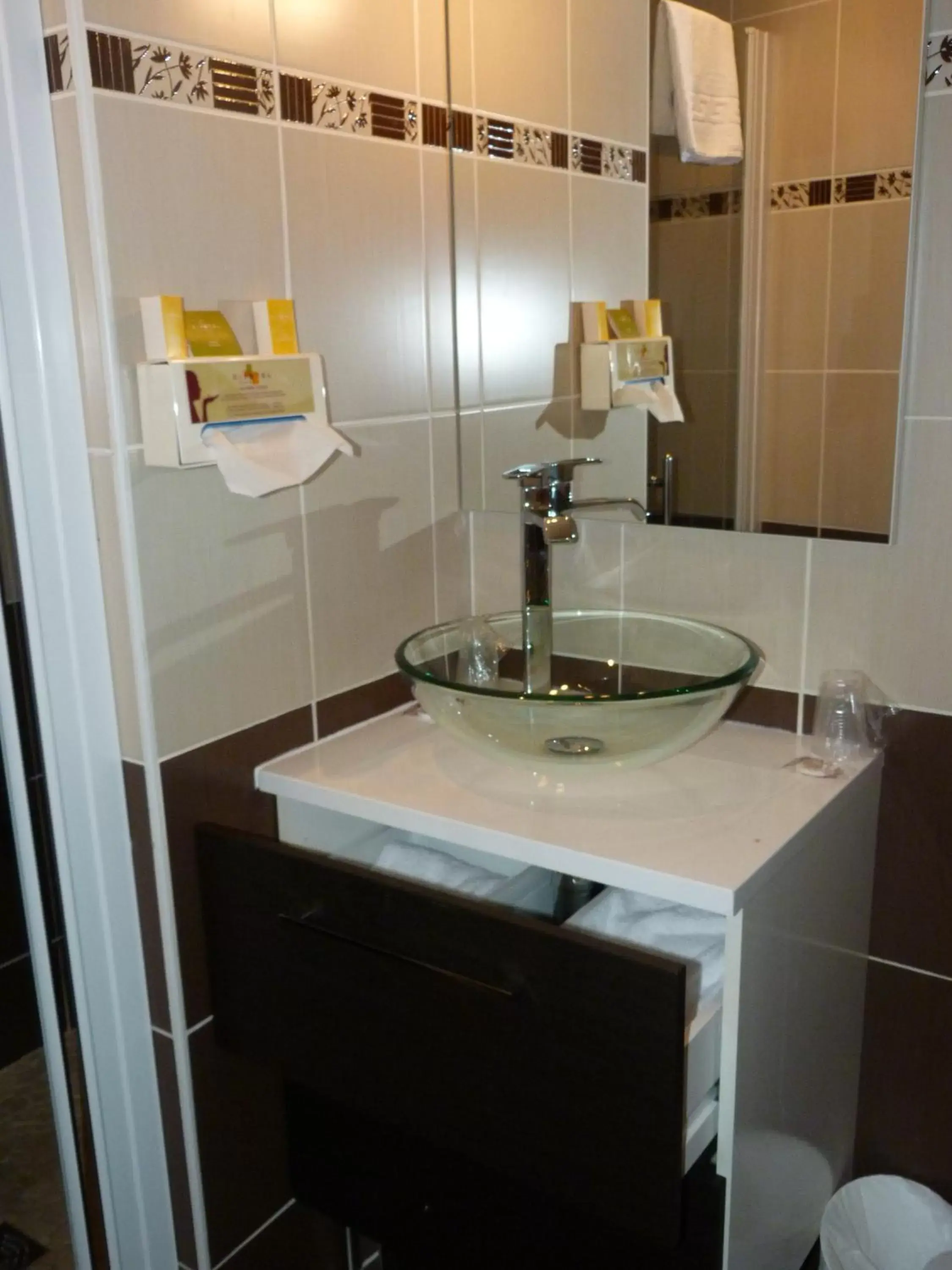 Shower, Bathroom in Cit'Hotel Europeen