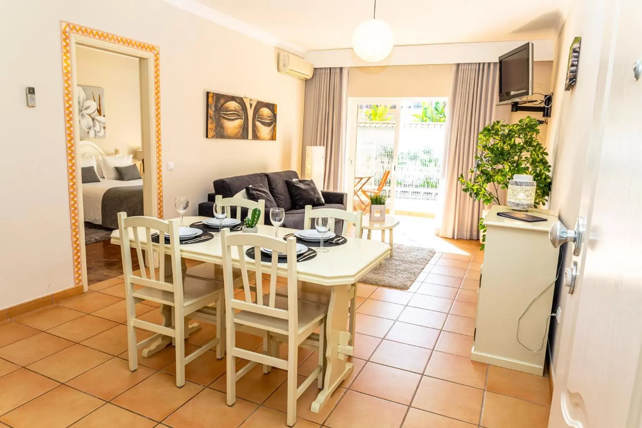 Living room, Dining Area in Giramar Apartamentos Turisticos