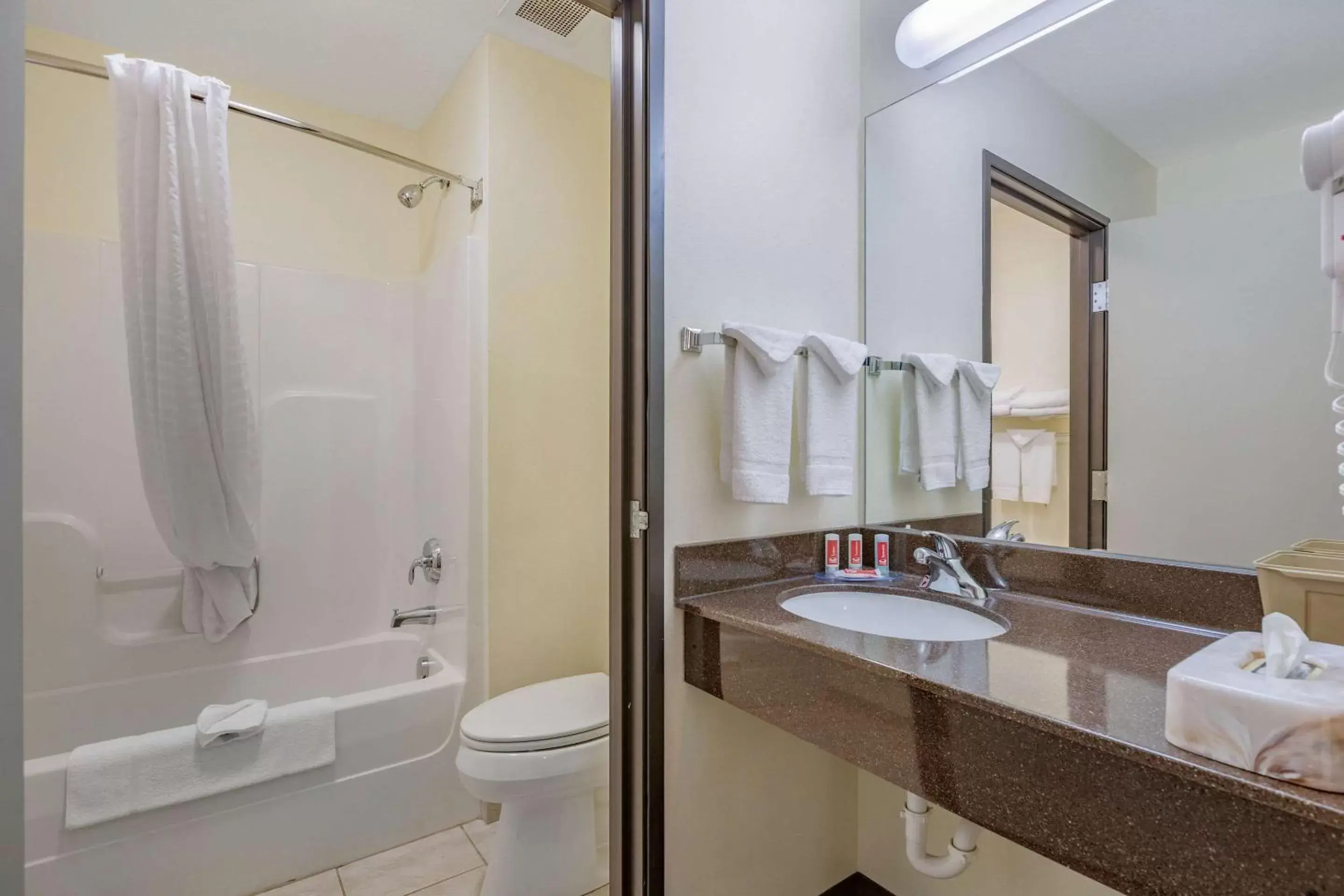 Photo of the whole room, Bathroom in Econo Lodge Inn & Suites Fairgrounds