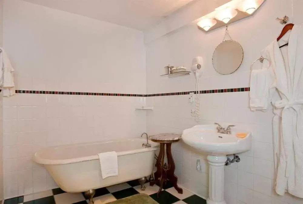 Bathroom in Cecil Bacon Manor