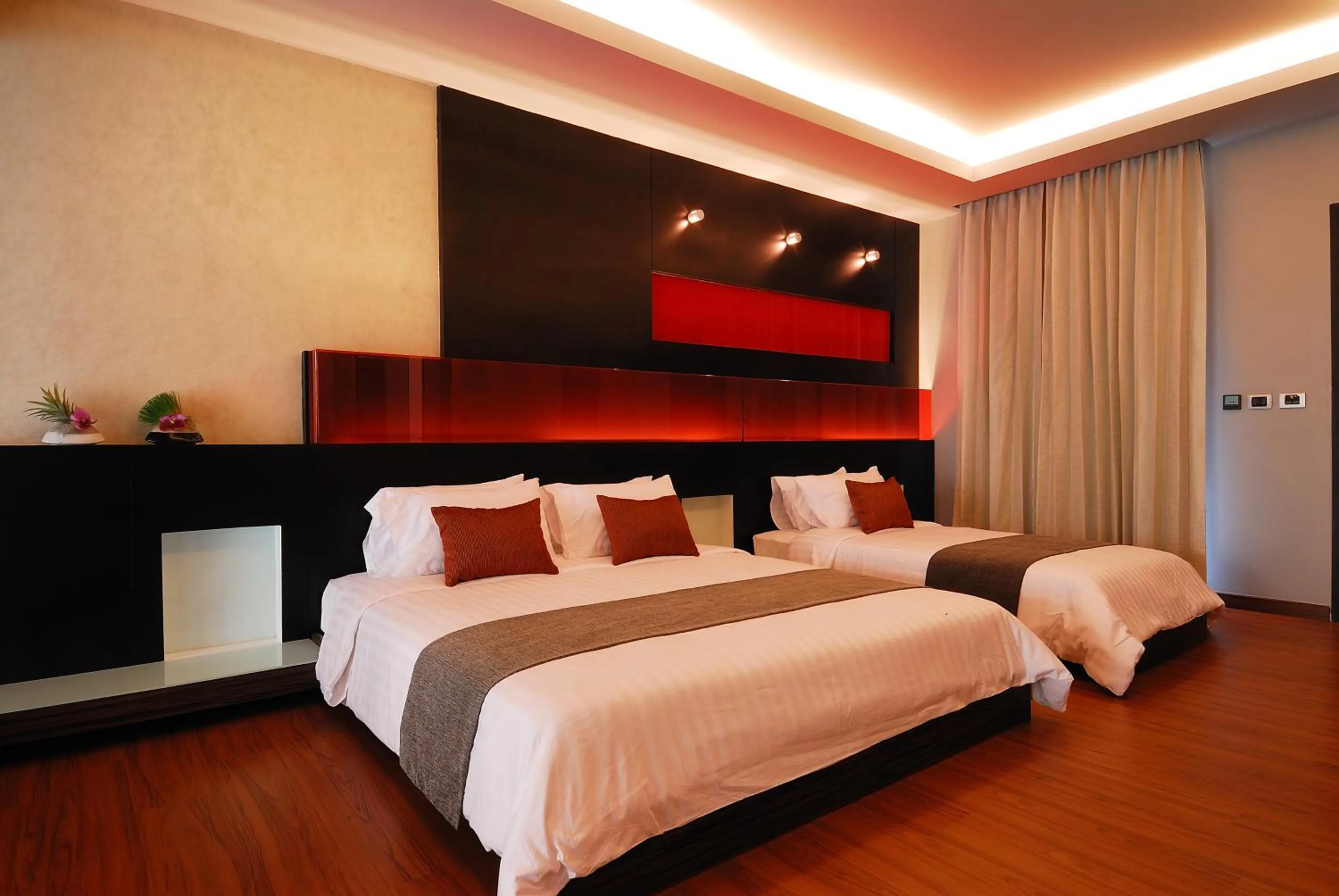 Bed in Long Beach Garden Hotel & Pavilions