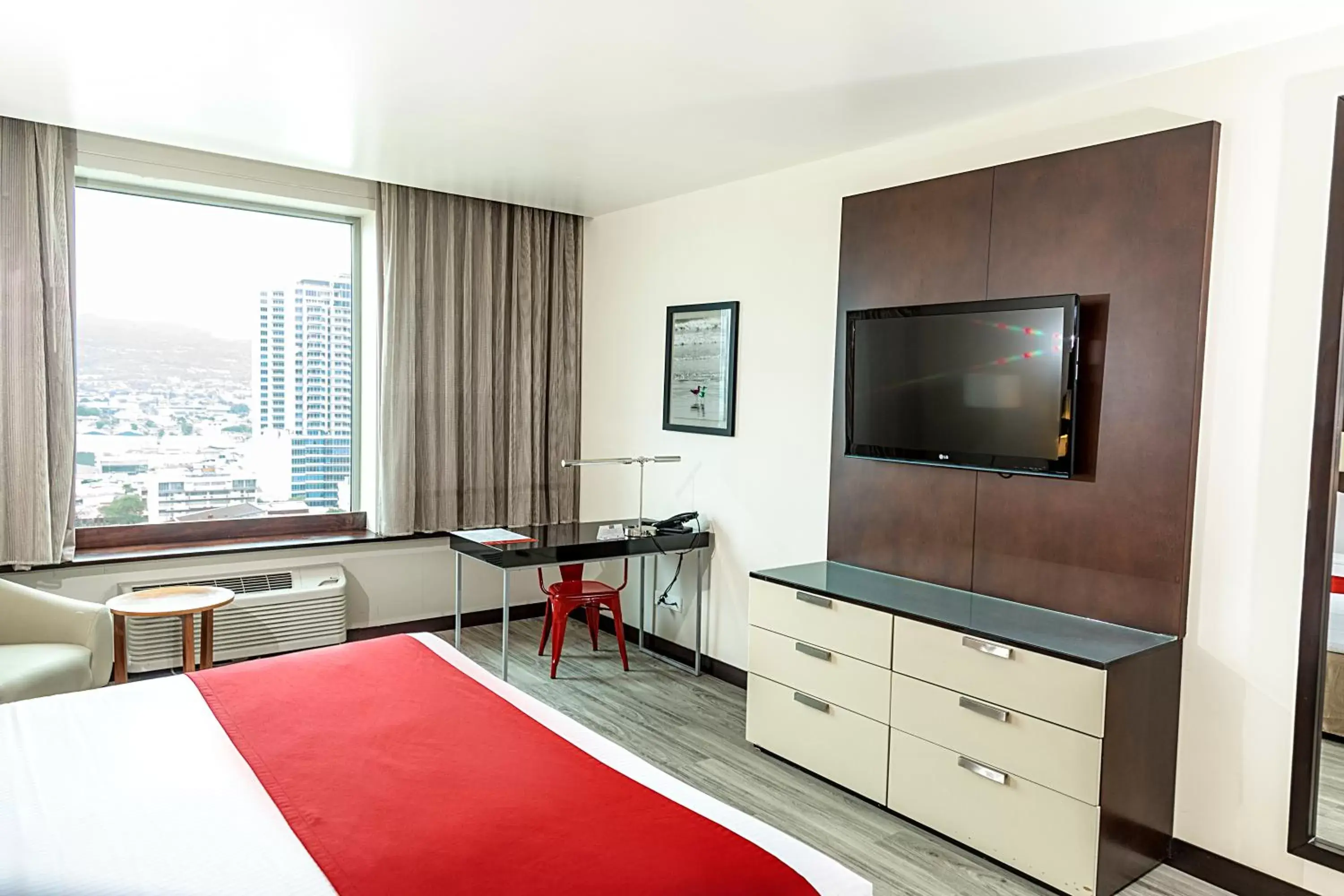 Seating area, TV/Entertainment Center in Park Inn San Jose by Radisson