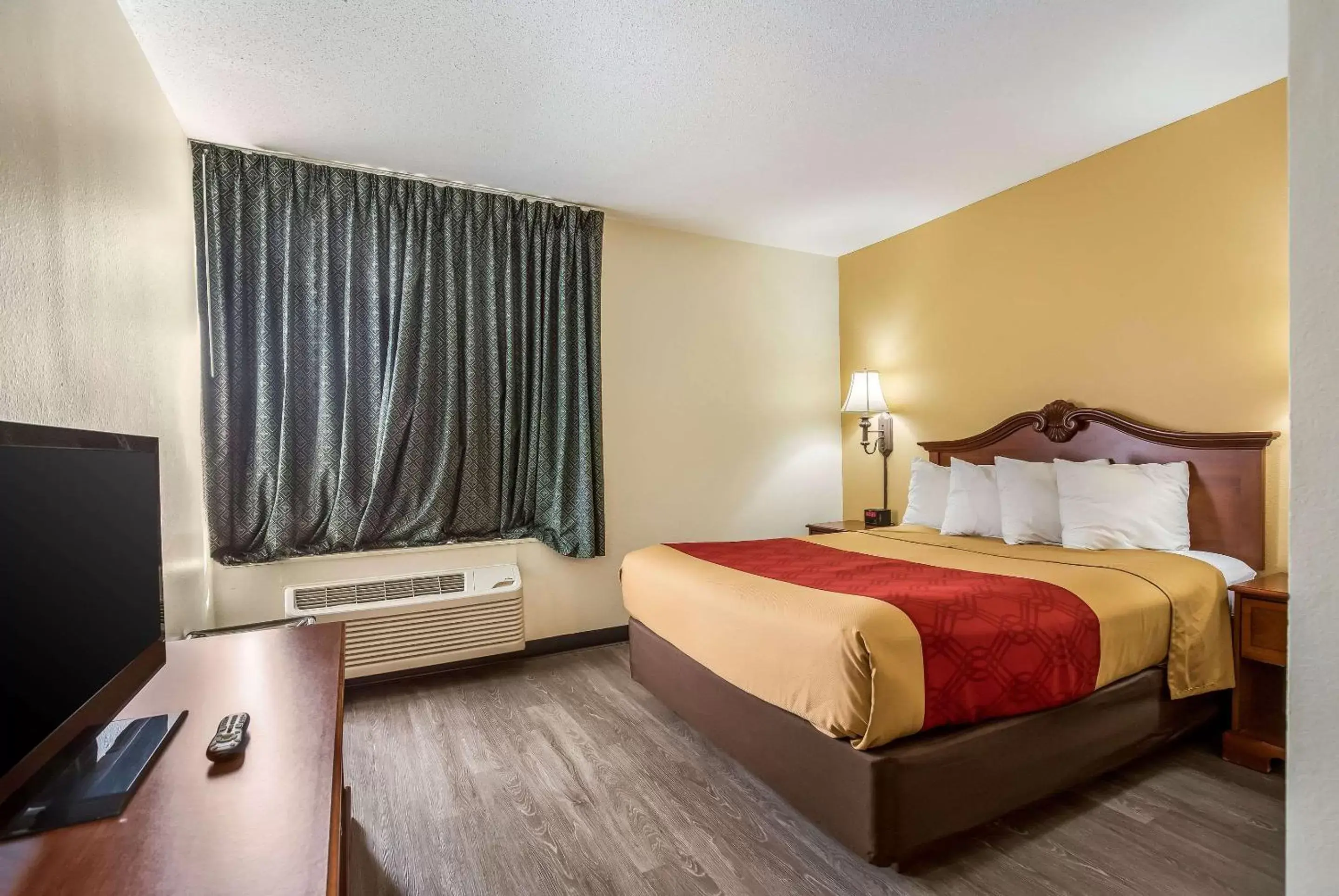 Photo of the whole room, Bed in Econo Lodge Inn & Suites Fairview Heights near I-64 St Louis