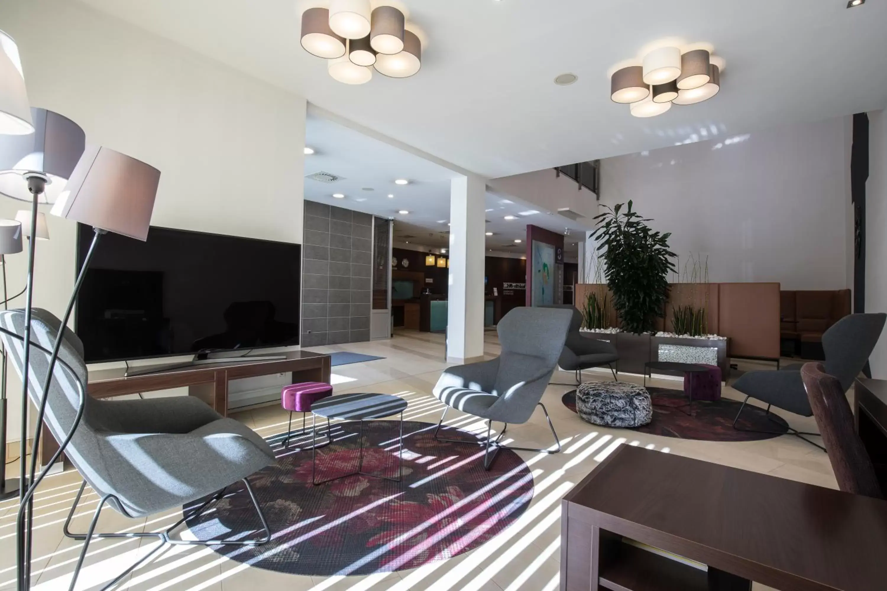Communal lounge/ TV room in Hotel Mercure Graz City