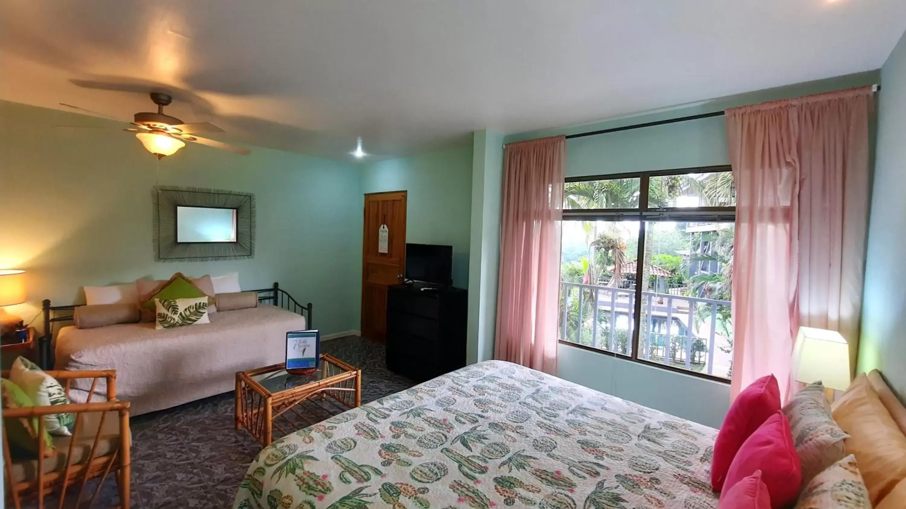 Bedroom, Bed in Vista Canyon Inn