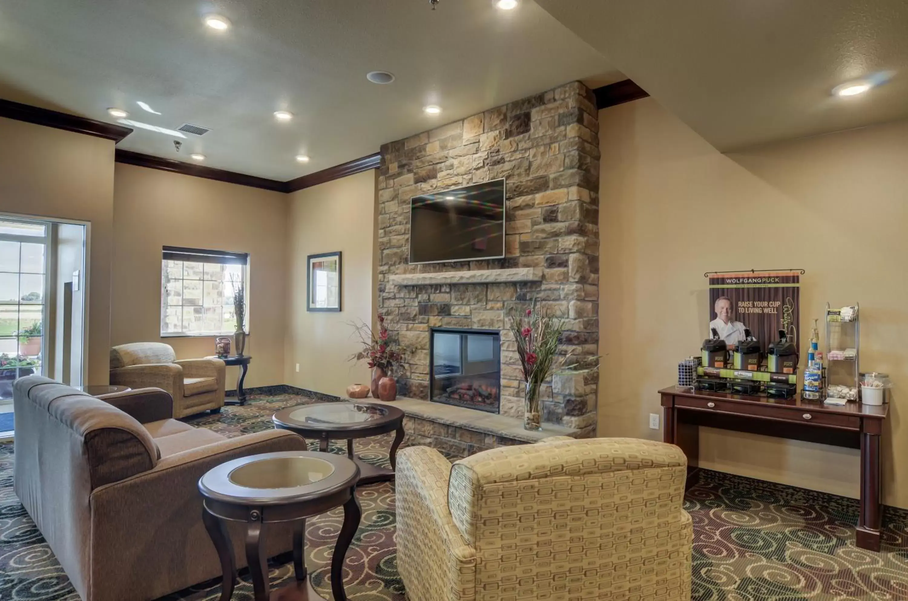 TV and multimedia, Lounge/Bar in Cobblestone Inn & Suites - Ord