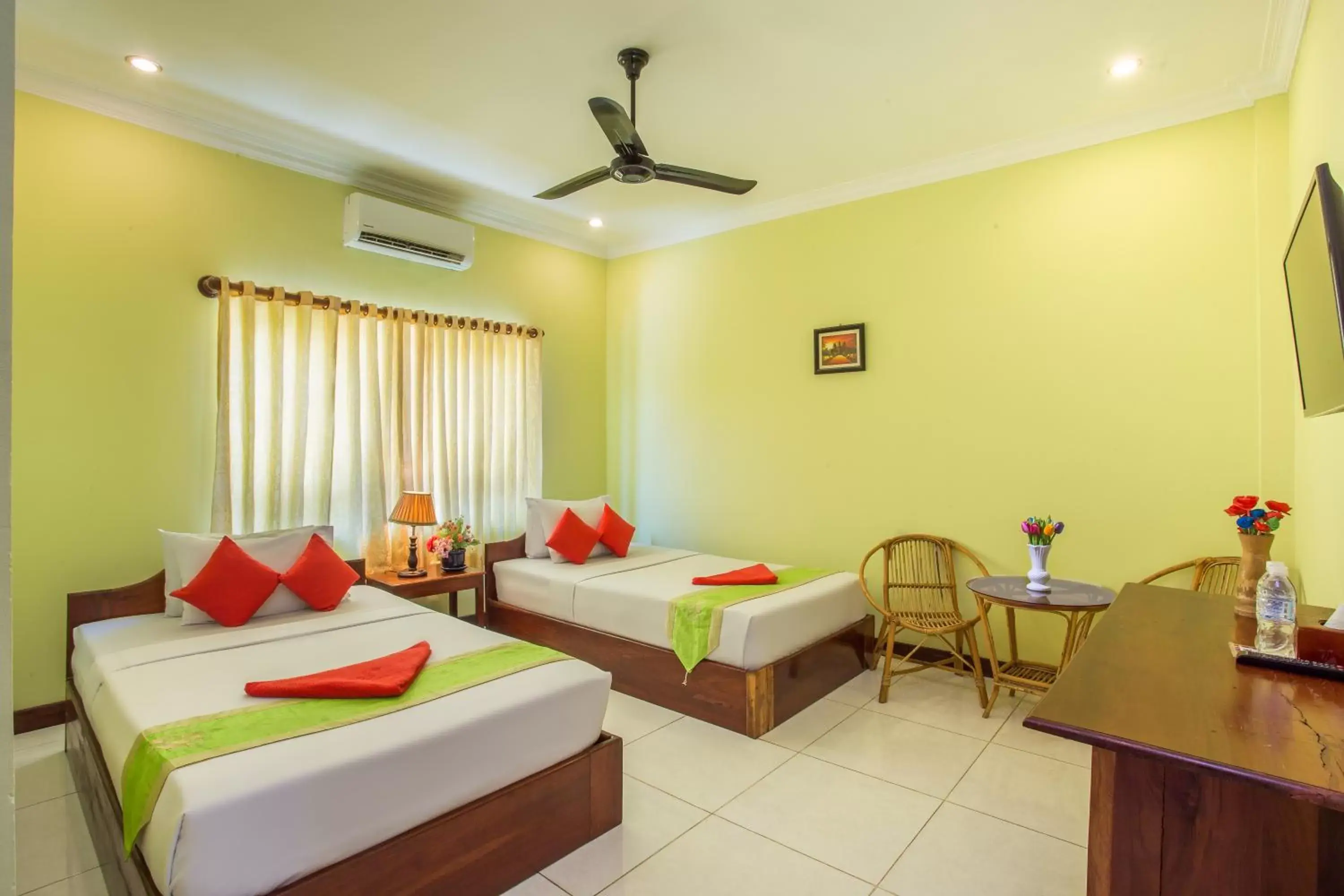 Bedroom, Bed in Side Walk Hotel Bedroom, Bed in Side Walk Hotel