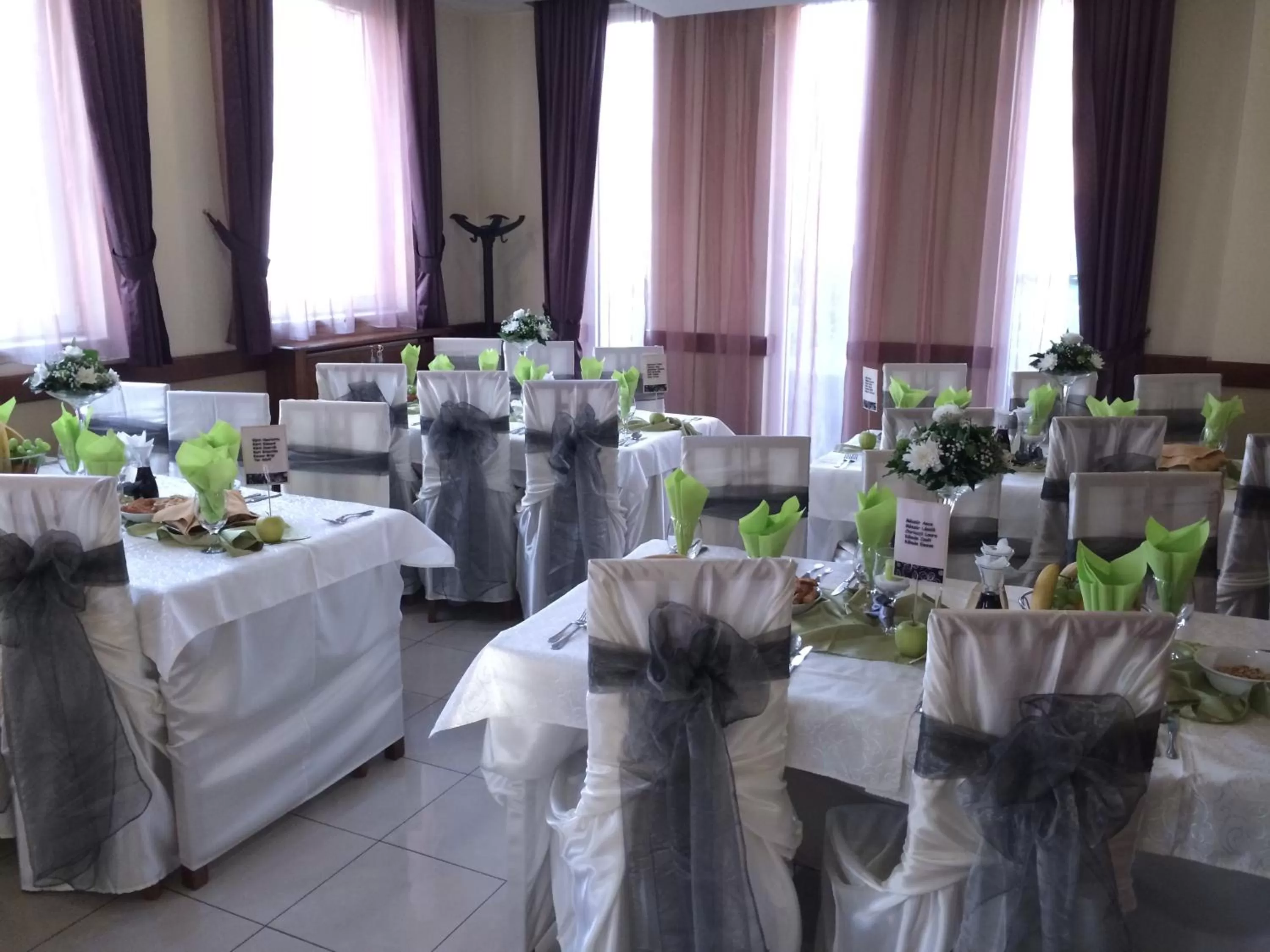 Restaurant/places to eat in Hotel Iris