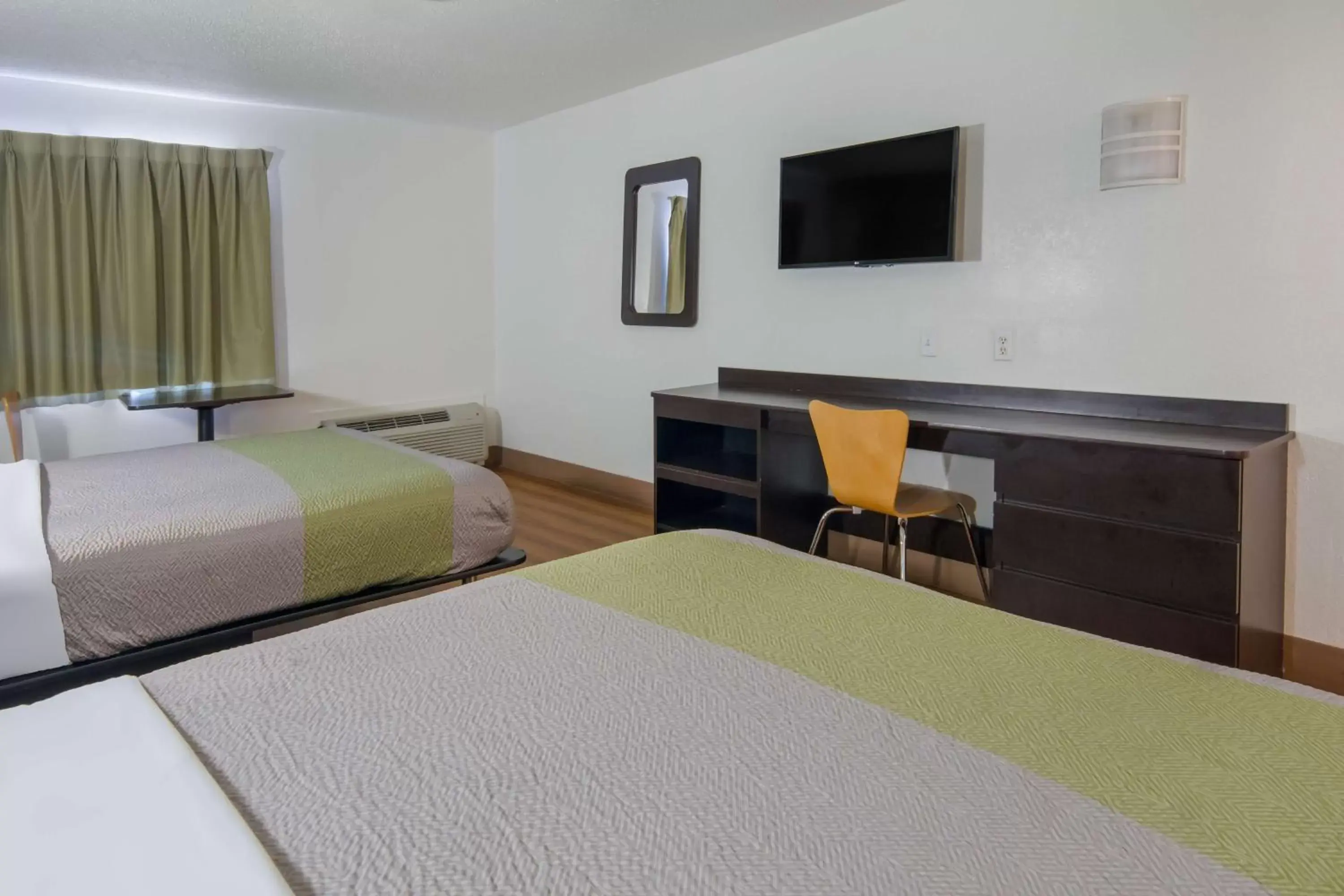 Bedroom, Bed in Motel 6-Duncanville, TX - Dallas