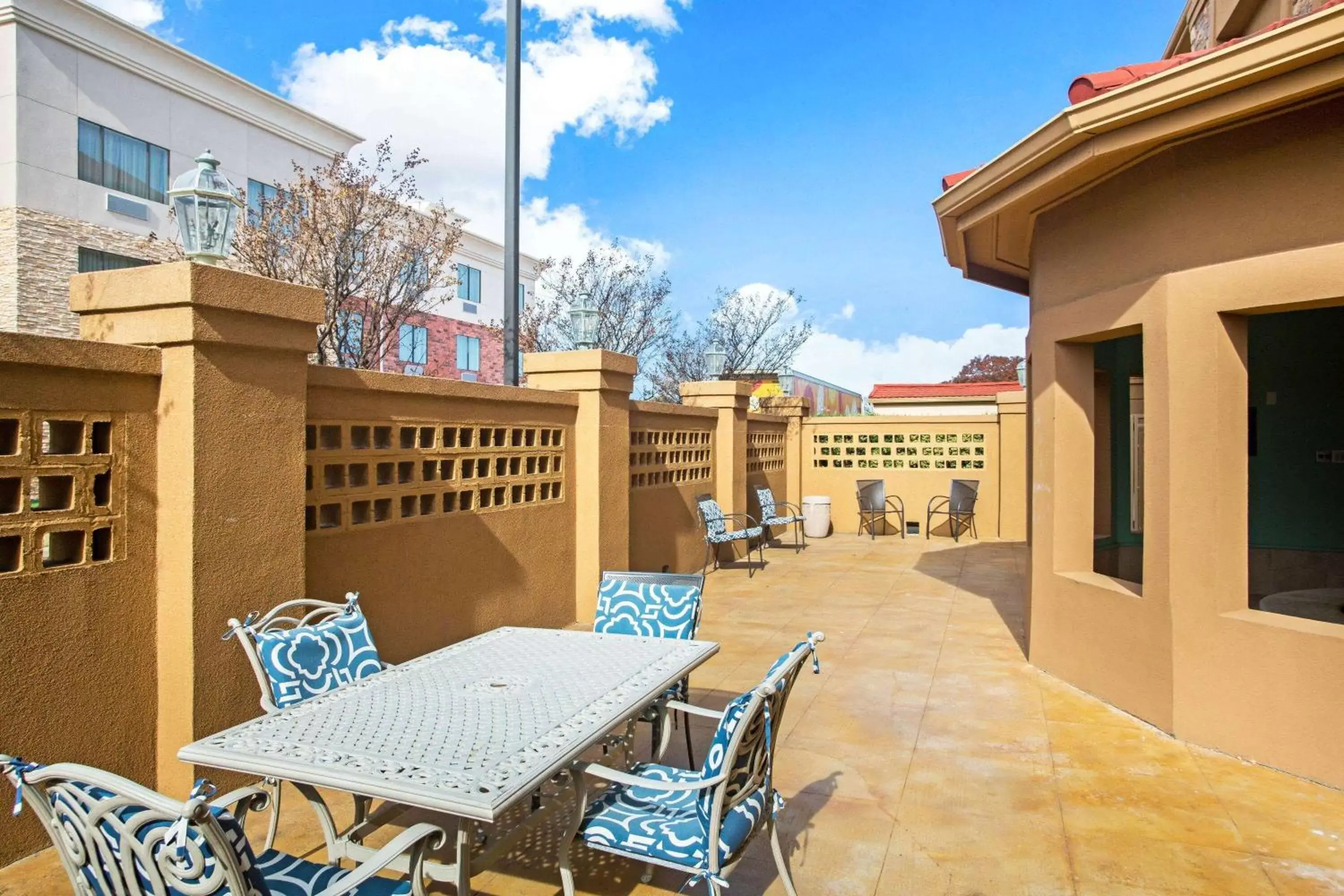 Inner courtyard view in La Quinta by Wyndham Belton - Temple South