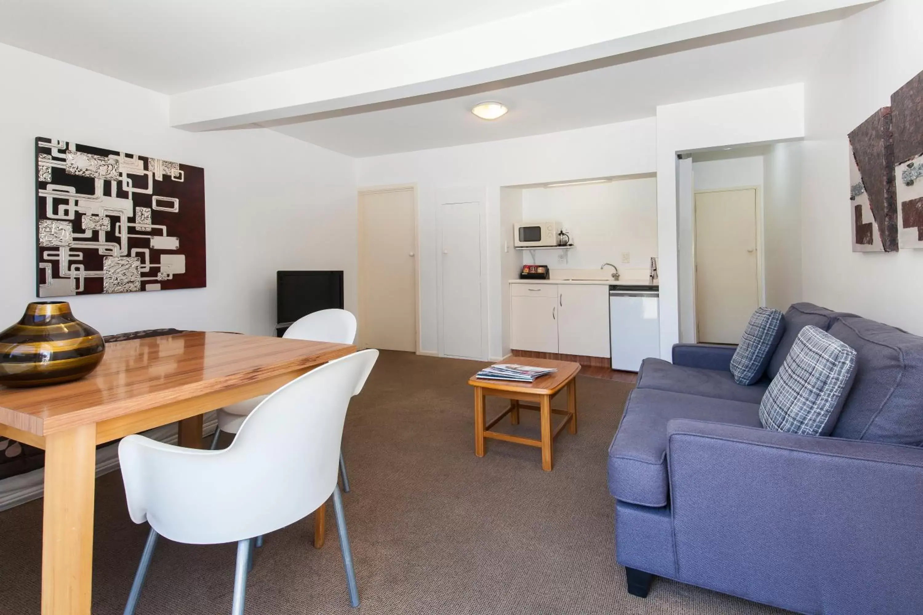 Kitchen or kitchenette, Seating Area in Casino Court Motor Lodge