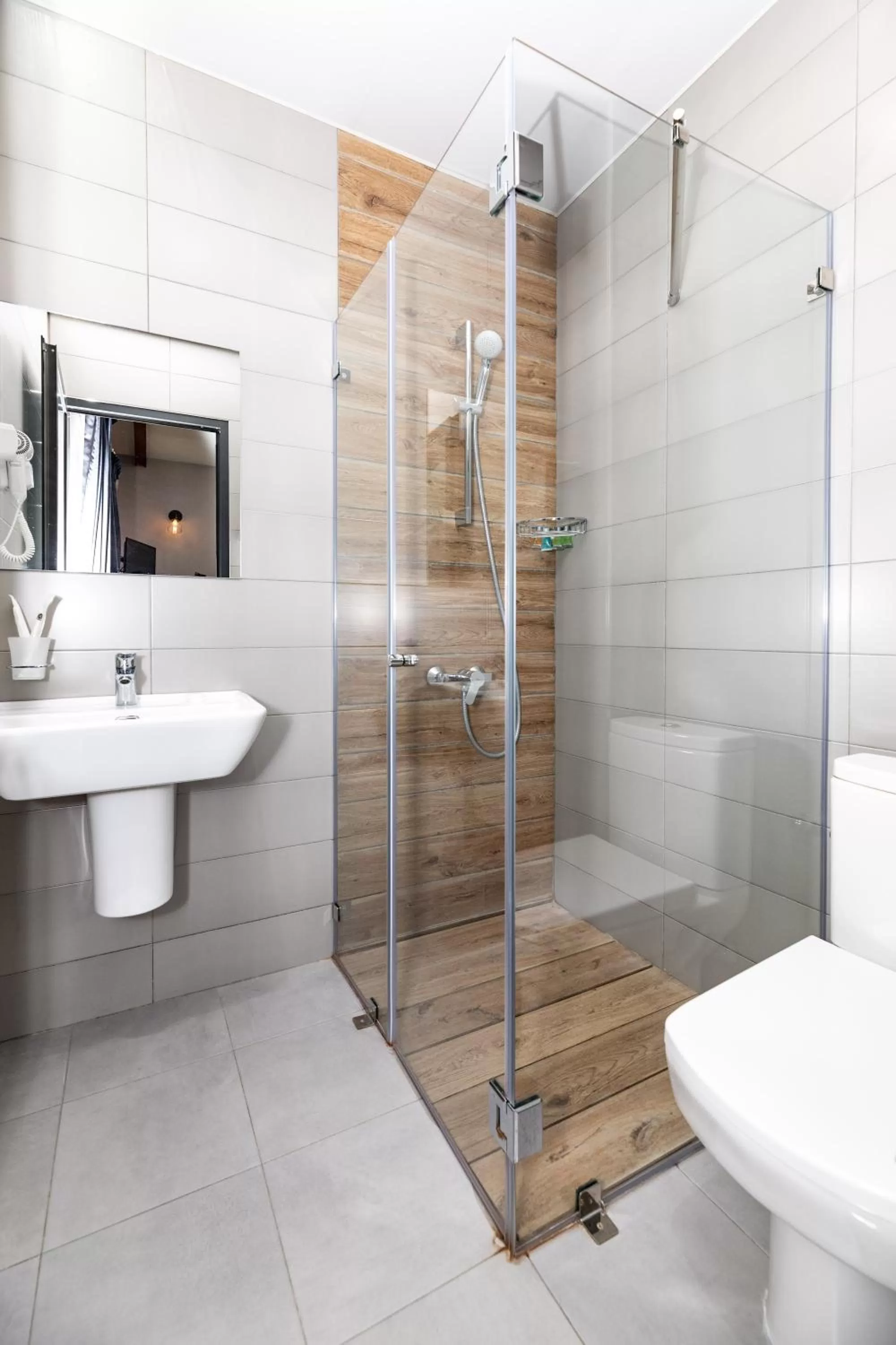 Shower in Old Side Corner