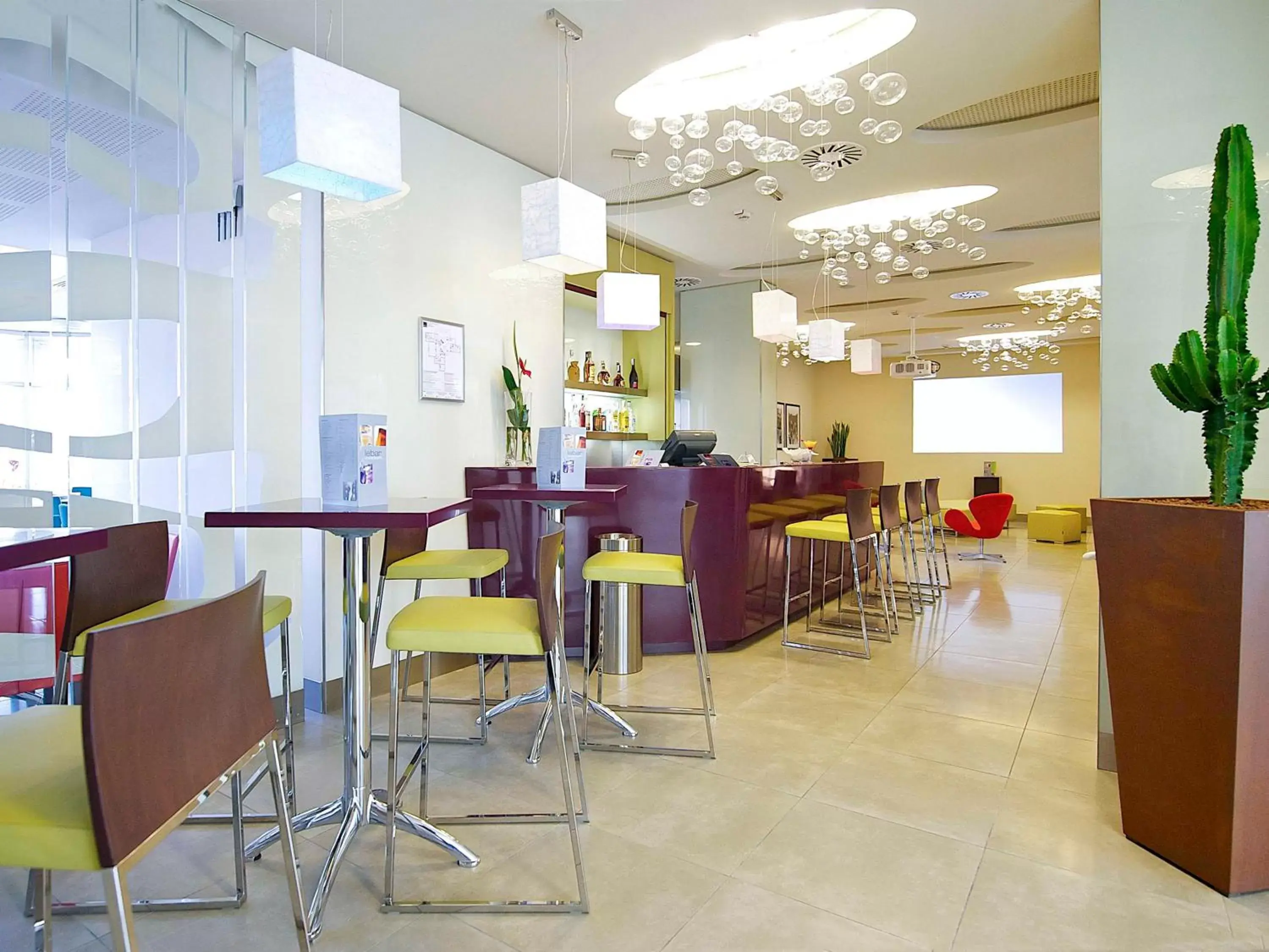 Lounge or bar, Restaurant/Places to Eat in Novotel Salerno Est Arechi