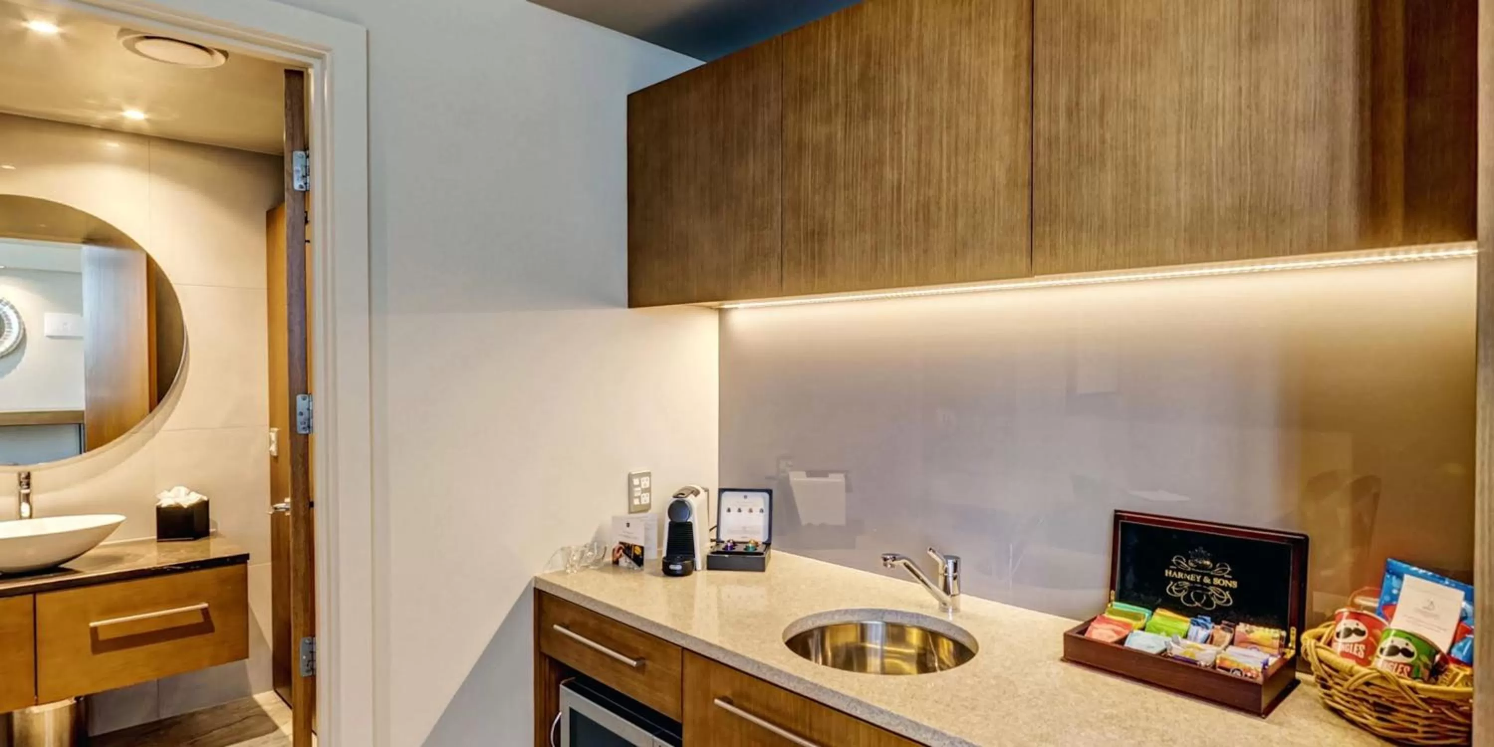 Kitchen or kitchenette in Distinction Dunedin Hotel