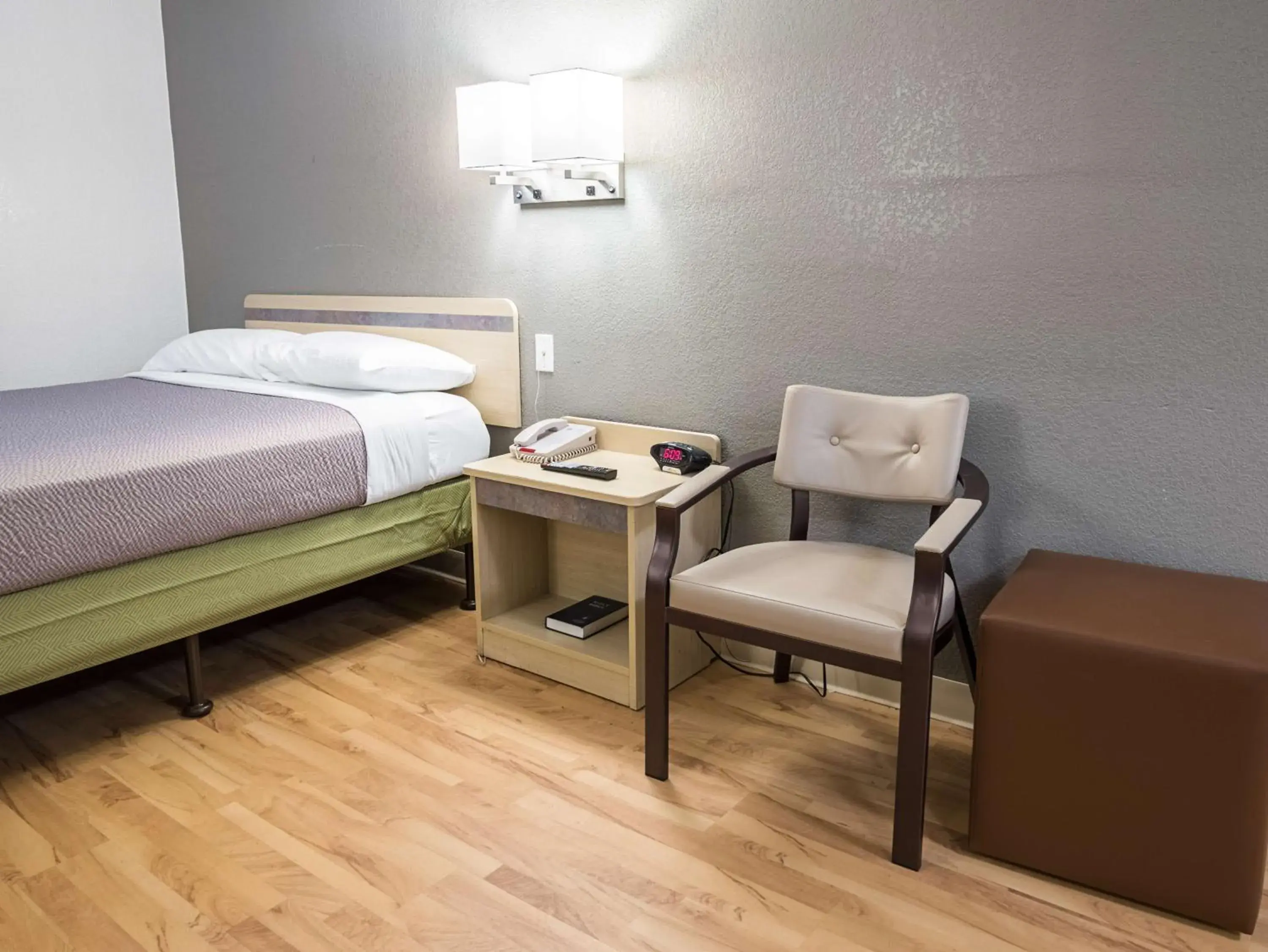 Seating area, Bed in Studio 6-Miamisburg, OH - Dayton Seating area, Bed in Studio 6-Miamisburg, OH - Dayton