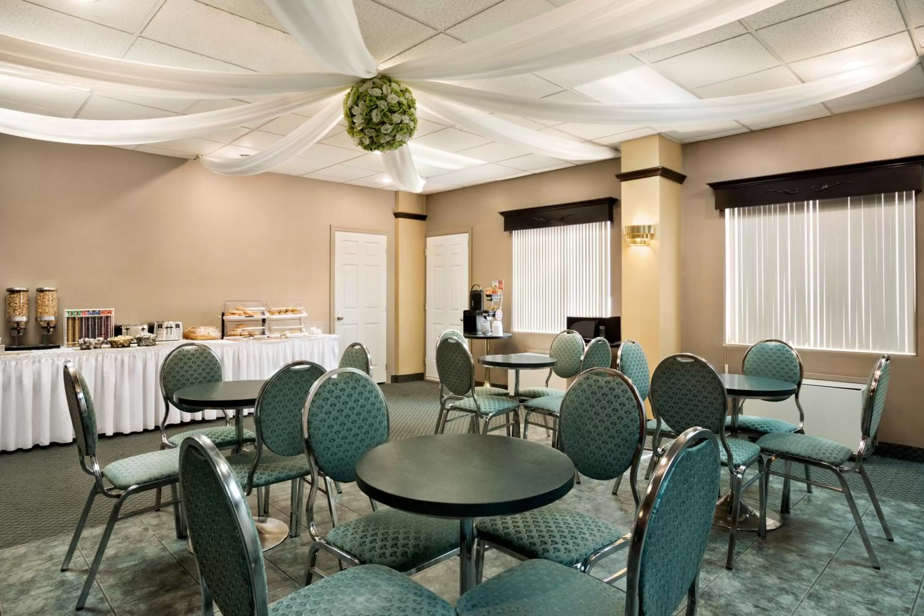 Food and drinks in Days Inn by Wyndham Ste. Helene-de-Bagot