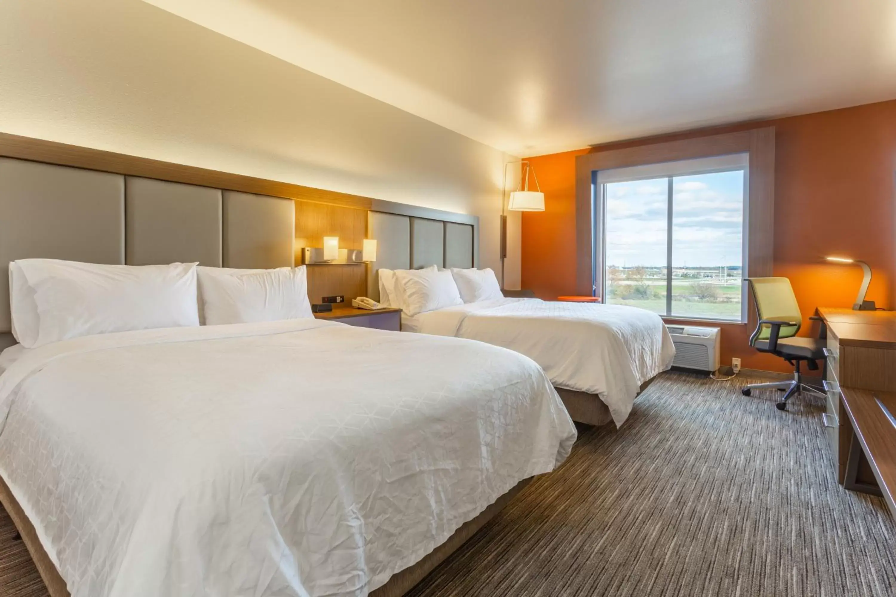 Bed in Holiday Inn Express Rockford-Loves Park, an IHG Hotel