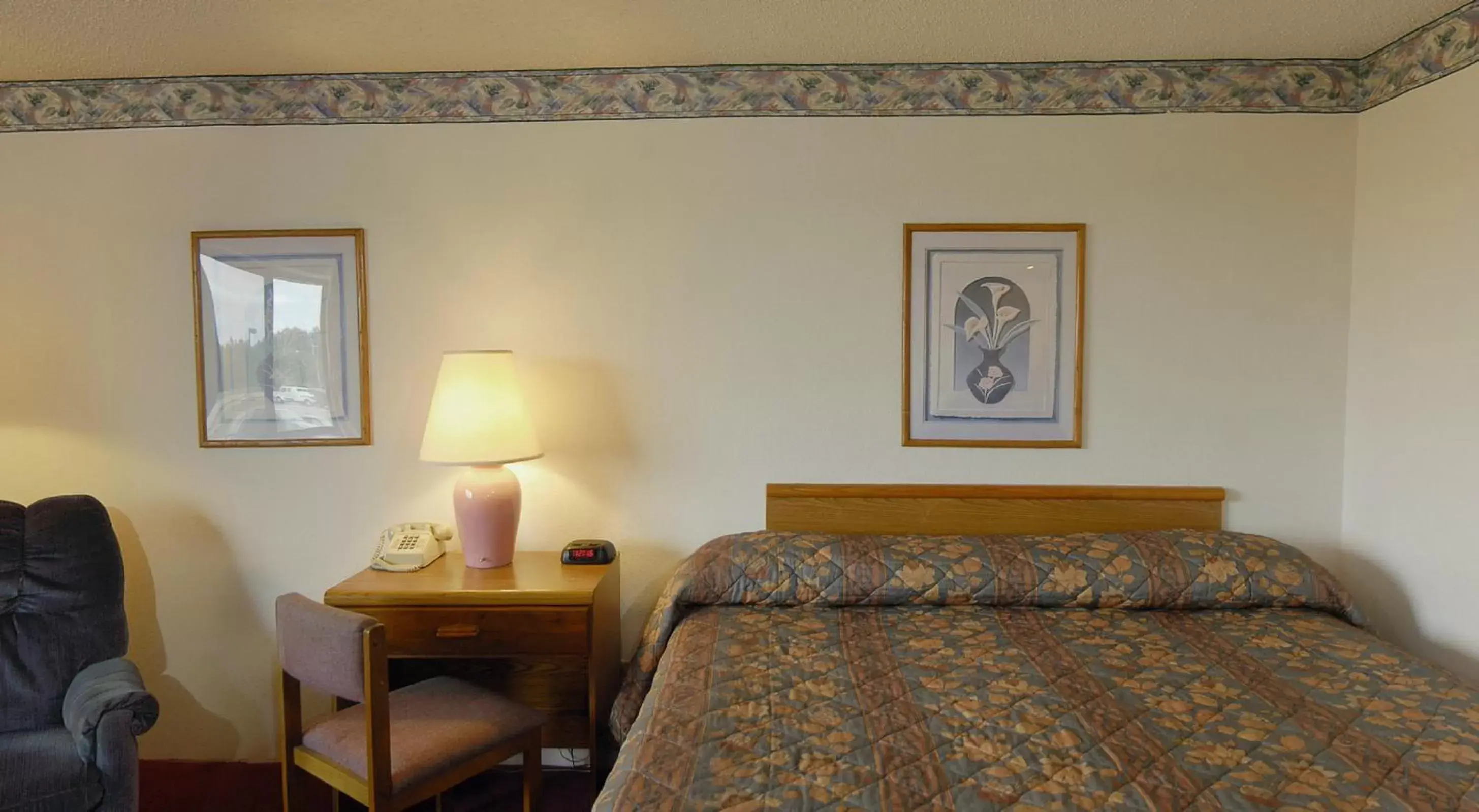 Bed in America's Best Value Inn & Suites International Falls