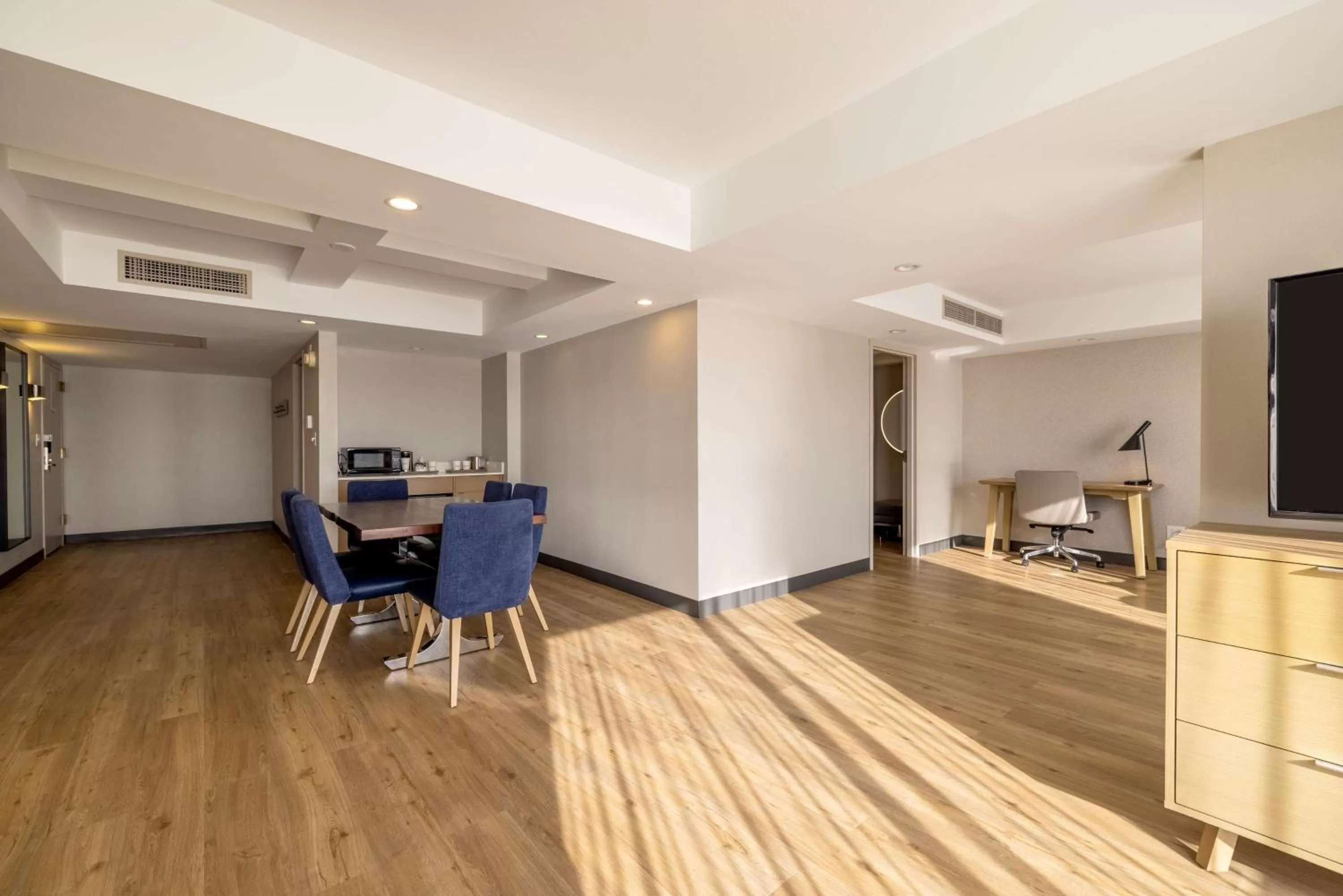 TV and multimedia in DoubleTree by Hilton Davenport